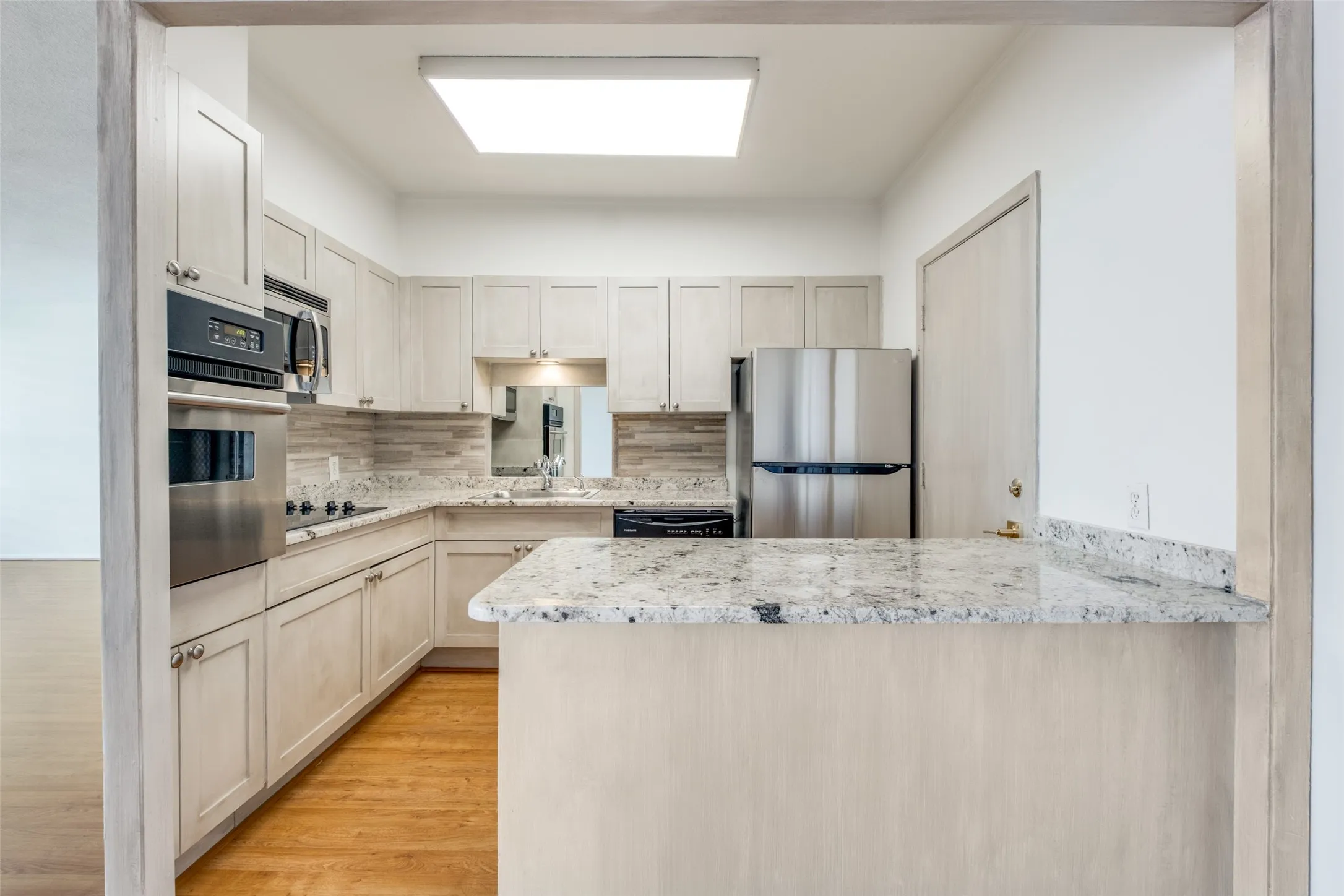 Condominium For Sale in Dallas County , 3701 Turtle Creek Boulevard 5D, Dallas, Texas 75219, 1 Bedroom, 1 Bathroom, 1 Garage spaces, 804 Sqft, built in 1962, Preowned, mls#21210868, Real Estate Agent in Dallas, Homes For Sale in Dallas county, Homes For Sale in Dallas, Realtor in Dallas Texas, Real Estate Brokerage Independent Realty Texas, Luminita Cordes Realtor