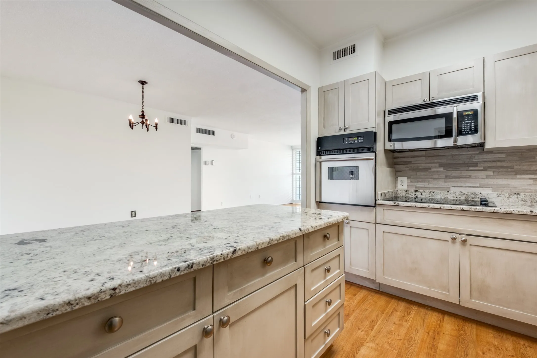 Condominium For Sale in Dallas County , 3701 Turtle Creek Boulevard 5D, Dallas, Texas 75219, 1 Bedroom, 1 Bathroom, 1 Garage spaces, 804 Sqft, built in 1962, Preowned, mls#21210868, Real Estate Agent in Dallas, Homes For Sale in Dallas county, Homes For Sale in Dallas, Realtor in Dallas Texas, Real Estate Brokerage Independent Realty Texas, Luminita Cordes Realtor