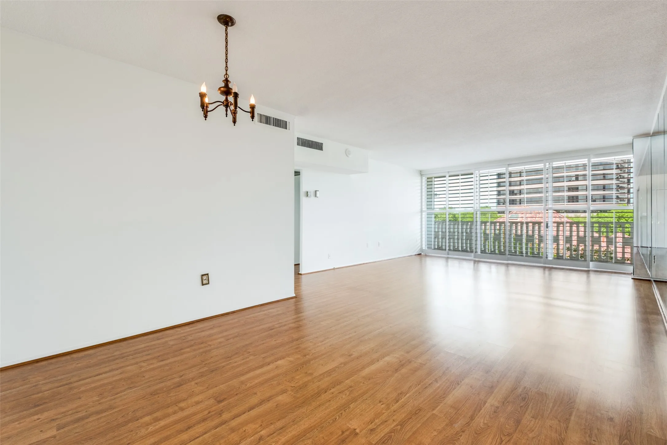 Condominium For Sale in Dallas County , 3701 Turtle Creek Boulevard 5D, Dallas, Texas 75219, 1 Bedroom, 1 Bathroom, 1 Garage spaces, 804 Sqft, built in 1962, Preowned, mls#21210868, Real Estate Agent in Dallas, Homes For Sale in Dallas county, Homes For Sale in Dallas, Realtor in Dallas Texas, Real Estate Brokerage Independent Realty Texas, Luminita Cordes Realtor