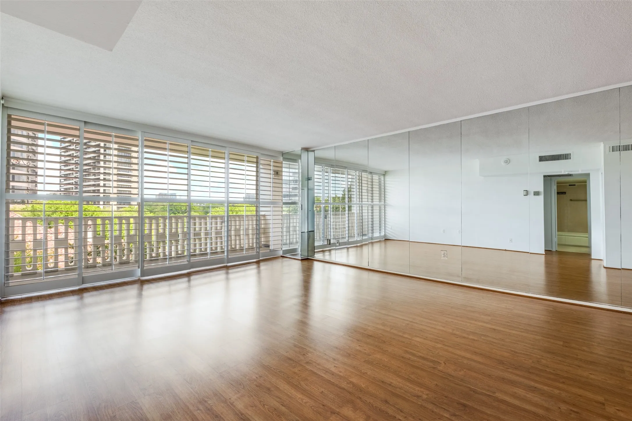 Condominium For Sale in Dallas County , 3701 Turtle Creek Boulevard 5D, Dallas, Texas 75219, 1 Bedroom, 1 Bathroom, 1 Garage spaces, 804 Sqft, built in 1962, Preowned, mls#21210868, Real Estate Agent in Dallas, Homes For Sale in Dallas county, Homes For Sale in Dallas, Realtor in Dallas Texas, Real Estate Brokerage Independent Realty Texas, Luminita Cordes Realtor