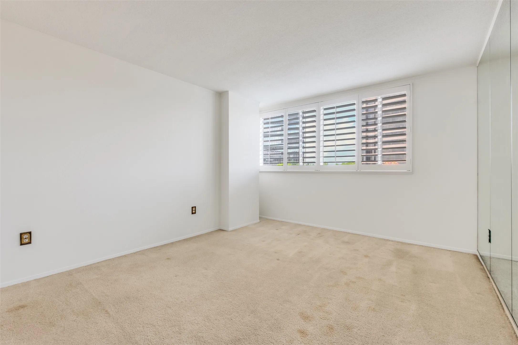 Condominium For Sale in Dallas County , 3701 Turtle Creek Boulevard 5D, Dallas, Texas 75219, 1 Bedroom, 1 Bathroom, 1 Garage spaces, 804 Sqft, built in 1962, Preowned, mls#21210868, Real Estate Agent in Dallas, Homes For Sale in Dallas county, Homes For Sale in Dallas, Realtor in Dallas Texas, Real Estate Brokerage Independent Realty Texas, Luminita Cordes Realtor