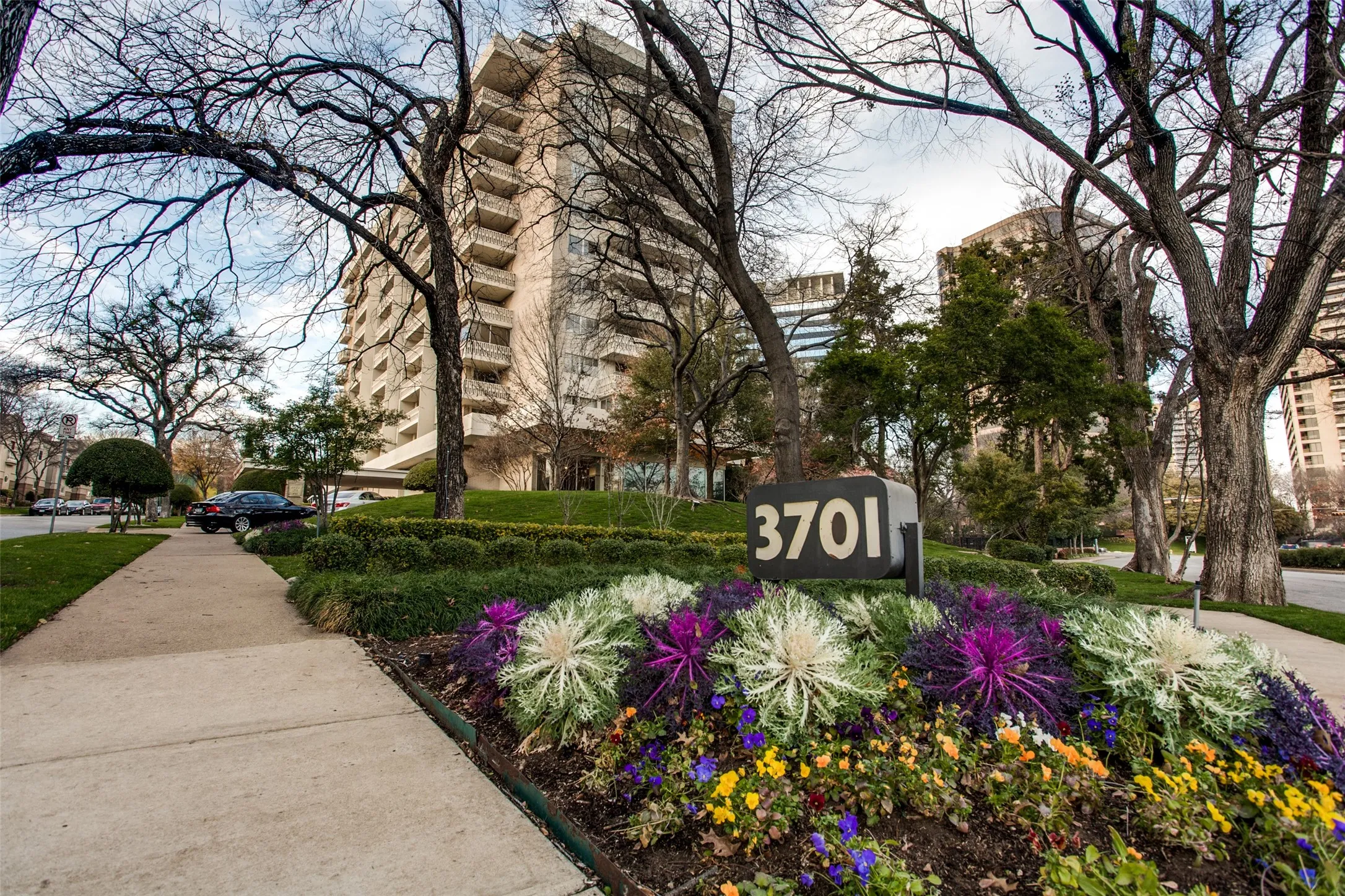 Condominium For Sale in Dallas County , 3701 Turtle Creek Boulevard 5D, Dallas, Texas 75219, 1 Bedroom, 1 Bathroom, 1 Garage spaces, 804 Sqft, built in 1962, Preowned, mls#21210868, Real Estate Agent in Dallas, Homes For Sale in Dallas county, Homes For Sale in Dallas, Realtor in Dallas Texas, Real Estate Brokerage Independent Realty Texas, Luminita Cordes Realtor