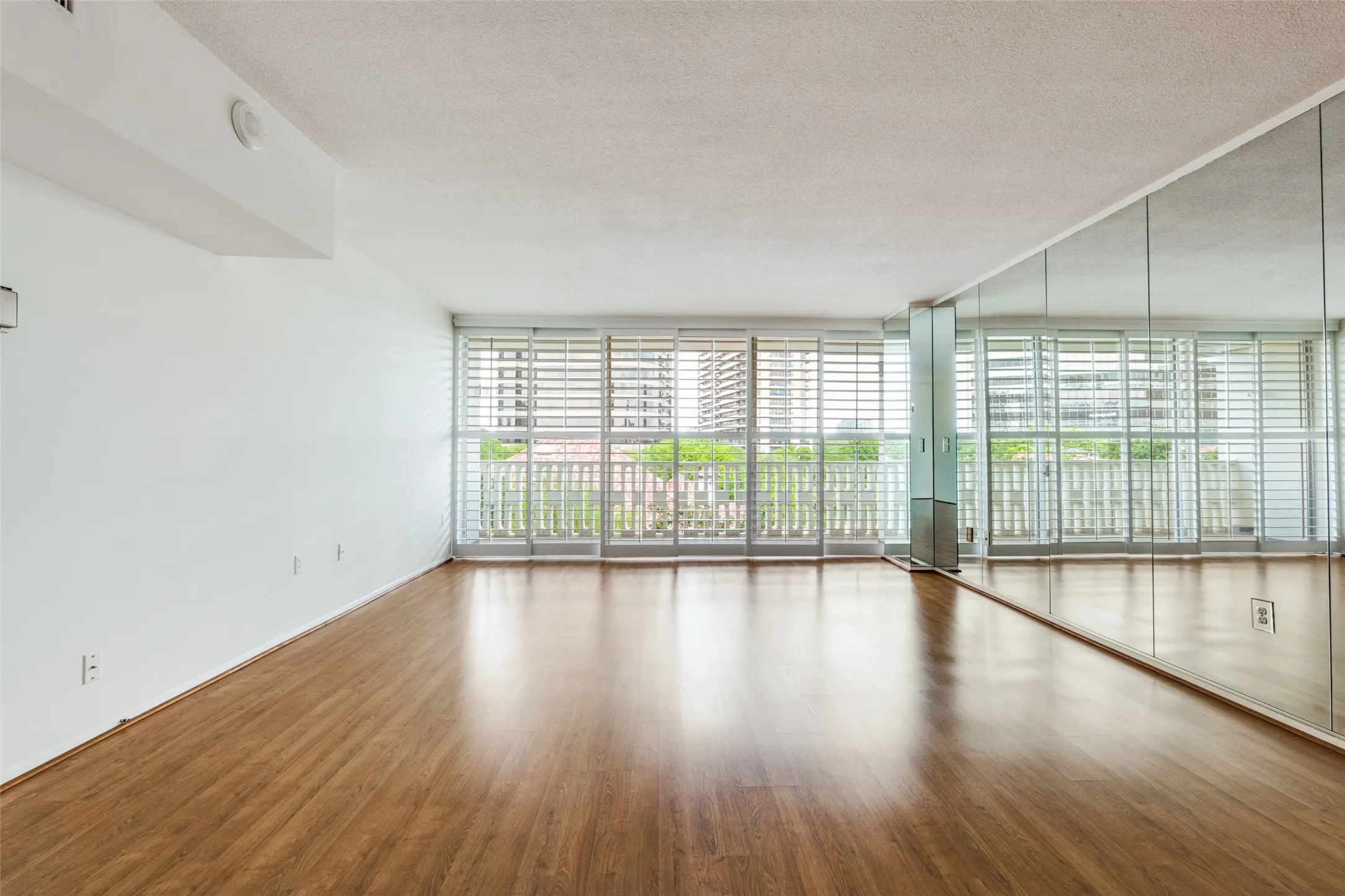 Condominium For Sale in Dallas County , 3701 Turtle Creek Boulevard 5D, Dallas, Texas 75219, 1 Bedroom, 1 Bathroom, 1 Garage spaces, 804 Sqft, built in 1962, Preowned, mls#21210868, Real Estate Agent in Dallas, Homes For Sale in Dallas county, Homes For Sale in Dallas, Realtor in Dallas Texas, Real Estate Brokerage Independent Realty Texas, Luminita Cordes Realtor