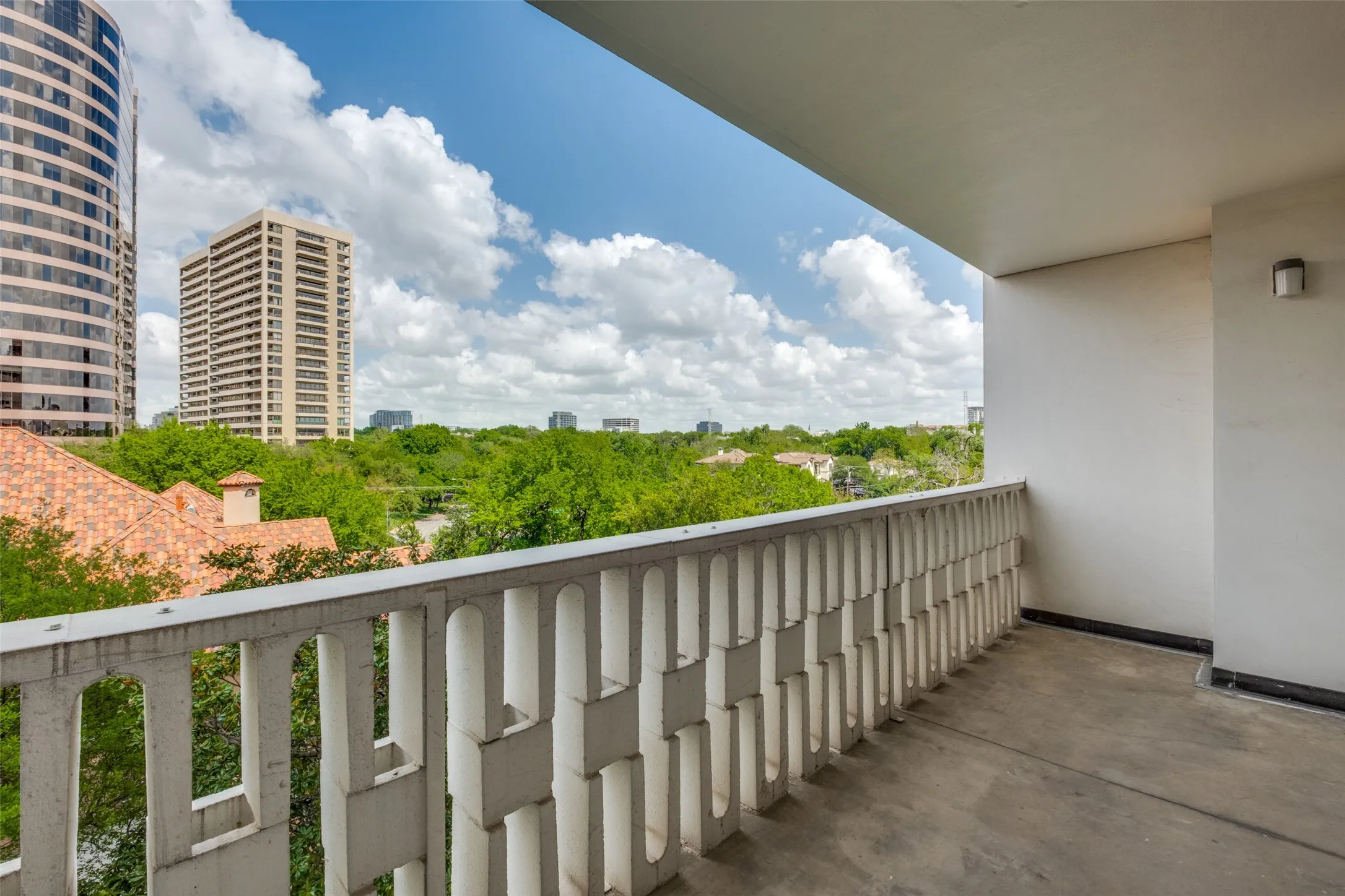 Condominium For Sale in Dallas County , 3701 Turtle Creek Boulevard 5D, Dallas, Texas 75219, 1 Bedroom, 1 Bathroom, 1 Garage spaces, 804 Sqft, built in 1962, Preowned, mls#21210868, Real Estate Agent in Dallas, Homes For Sale in Dallas county, Homes For Sale in Dallas, Realtor in Dallas Texas, Real Estate Brokerage Independent Realty Texas, Luminita Cordes Realtor