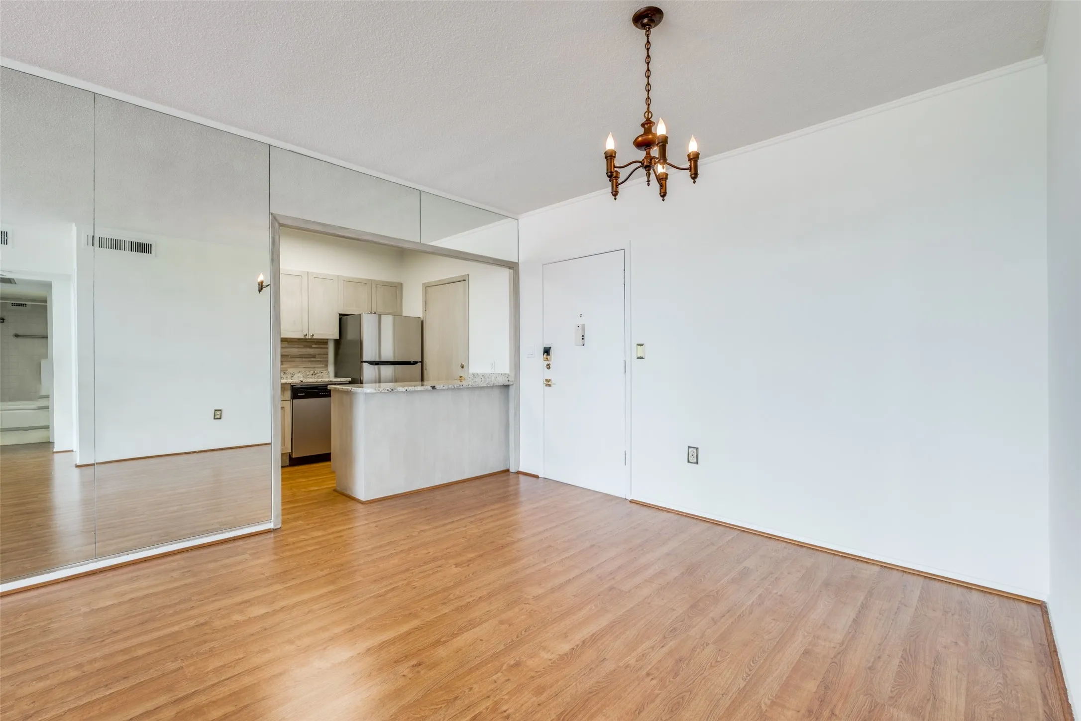 Condominium For Sale in Dallas County , 3701 Turtle Creek Boulevard 5D, Dallas, Texas 75219, 1 Bedroom, 1 Bathroom, 1 Garage spaces, 804 Sqft, built in 1962, Preowned, mls#21210868, Real Estate Agent in Dallas, Homes For Sale in Dallas county, Homes For Sale in Dallas, Realtor in Dallas Texas, Real Estate Brokerage Independent Realty Texas, Luminita Cordes Realtor