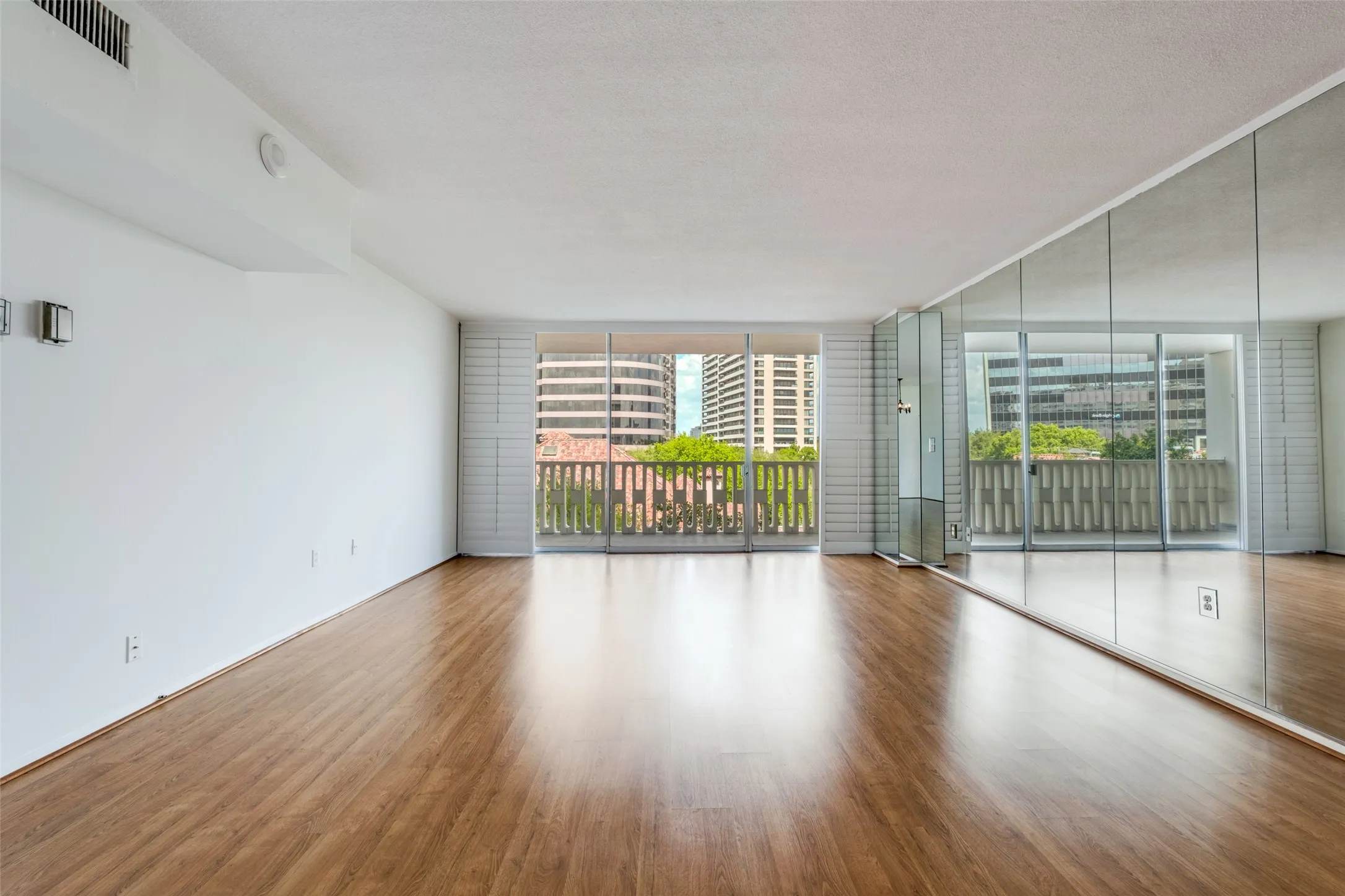 Condominium For Sale in Dallas County , 3701 Turtle Creek Boulevard 5D, Dallas, Texas 75219, 1 Bedroom, 1 Bathroom, 1 Garage spaces, 804 Sqft, built in 1962, Preowned, mls#21210868, Real Estate Agent in Dallas, Homes For Sale in Dallas county, Homes For Sale in Dallas, Realtor in Dallas Texas, Real Estate Brokerage Independent Realty Texas, Luminita Cordes Realtor