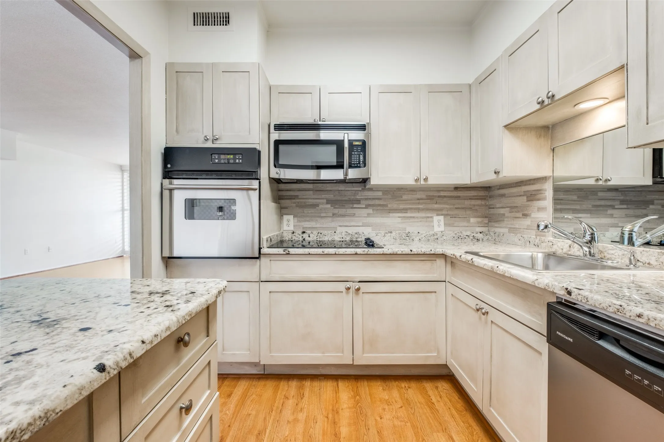 Condominium For Sale in Dallas County , 3701 Turtle Creek Boulevard 5D, Dallas, Texas 75219, 1 Bedroom, 1 Bathroom, 1 Garage spaces, 804 Sqft, built in 1962, Preowned, mls#21210868, Real Estate Agent in Dallas, Homes For Sale in Dallas county, Homes For Sale in Dallas, Realtor in Dallas Texas, Real Estate Brokerage Independent Realty Texas, Luminita Cordes Realtor