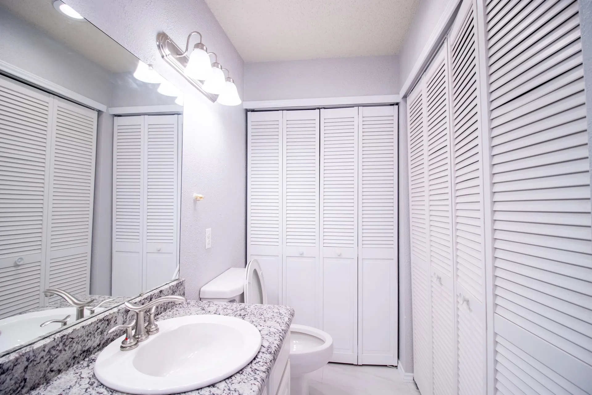 Bathroom/ Closet