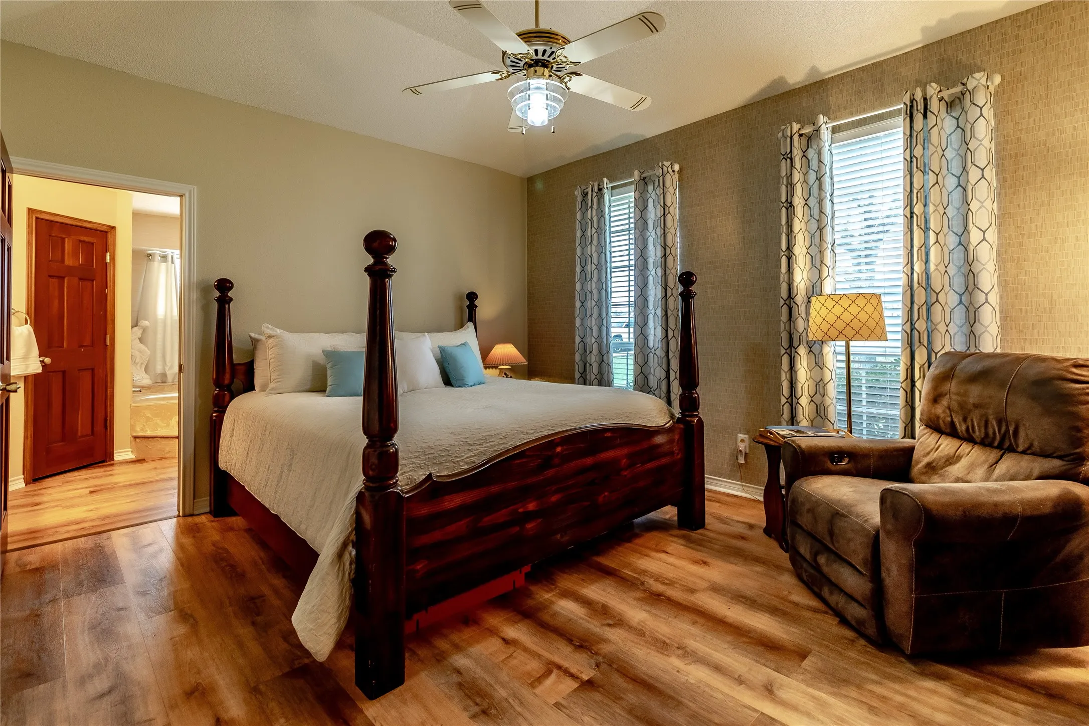 Single Family Residence For Sale in Rockwall County , 163 Dower Dr, Rockwall, Texas 75160, 3 Bedroom, 2 Bathroom, 2 Garage spaces, 1,457 Sqft, built in 1988, Preowned, mls#21210694, Real Estate Agent in Rockwall, Homes For Sale in Rockwall county, Homes For Sale in Rockwall, Realtor in Rockwall Texas, Real Estate Brokerage Independent Realty Texas, Luminita Cordes Realtor