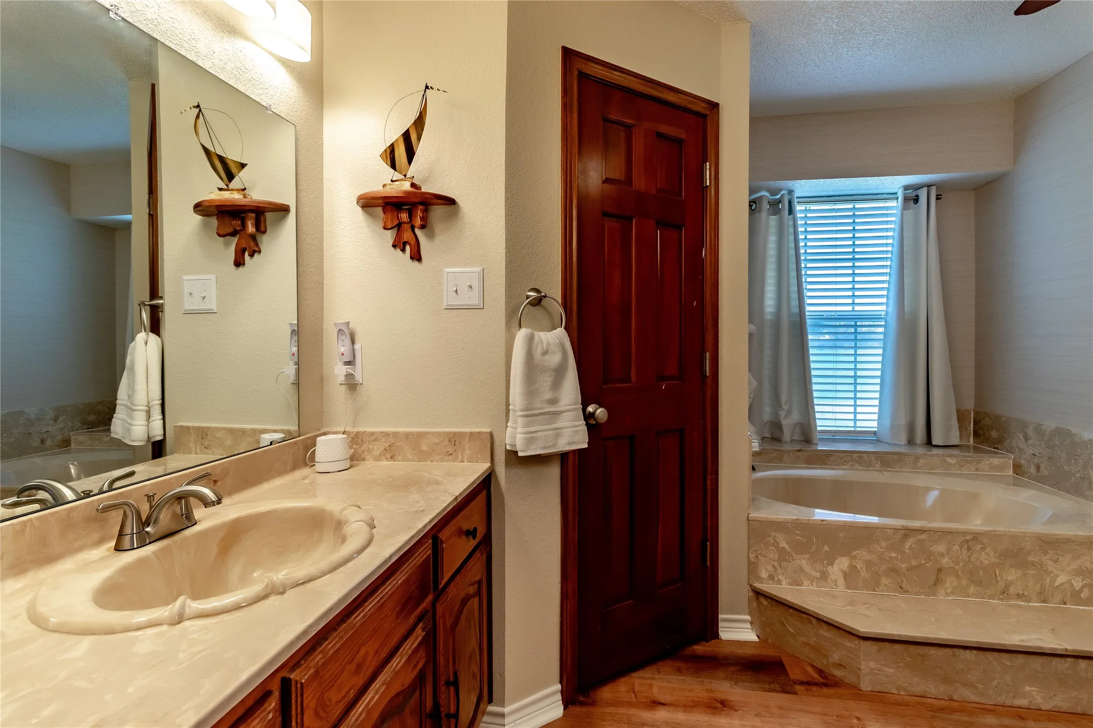 Single Family Residence For Sale in Rockwall County , 163 Dower Dr, Rockwall, Texas 75160, 3 Bedroom, 2 Bathroom, 2 Garage spaces, 1,457 Sqft, built in 1988, Preowned, mls#21210694, Real Estate Agent in Rockwall, Homes For Sale in Rockwall county, Homes For Sale in Rockwall, Realtor in Rockwall Texas, Real Estate Brokerage Independent Realty Texas, Luminita Cordes Realtor