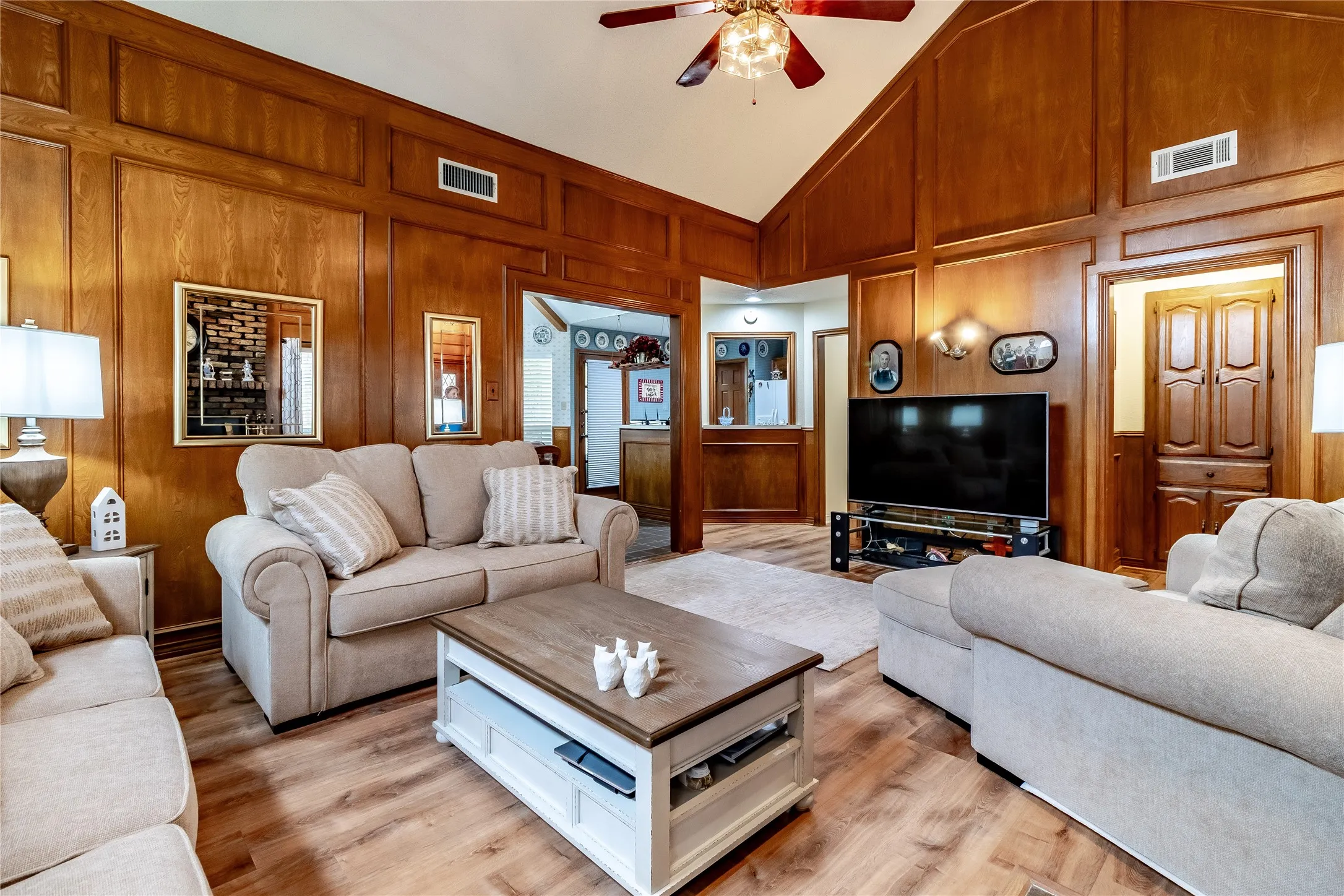 Single Family Residence For Sale in Rockwall County , 163 Dower Dr, Rockwall, Texas 75160, 3 Bedroom, 2 Bathroom, 2 Garage spaces, 1,457 Sqft, built in 1988, Preowned, mls#21210694, Real Estate Agent in Rockwall, Homes For Sale in Rockwall county, Homes For Sale in Rockwall, Realtor in Rockwall Texas, Real Estate Brokerage Independent Realty Texas, Luminita Cordes Realtor