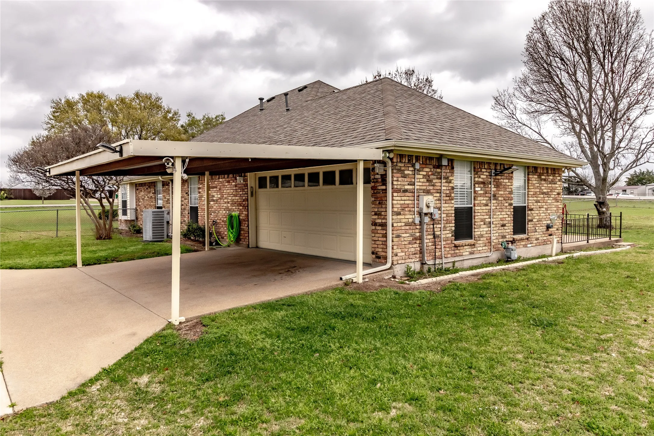 Single Family Residence For Sale in Rockwall County , 163 Dower Dr, Rockwall, Texas 75160, 3 Bedroom, 2 Bathroom, 2 Garage spaces, 1,457 Sqft, built in 1988, Preowned, mls#21210694, Real Estate Agent in Rockwall, Homes For Sale in Rockwall county, Homes For Sale in Rockwall, Realtor in Rockwall Texas, Real Estate Brokerage Independent Realty Texas, Luminita Cordes Realtor