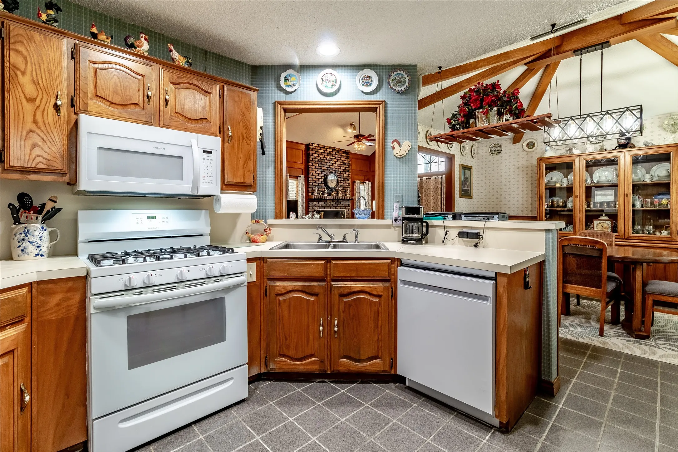 Single Family Residence For Sale in Rockwall County , 163 Dower Dr, Rockwall, Texas 75160, 3 Bedroom, 2 Bathroom, 2 Garage spaces, 1,457 Sqft, built in 1988, Preowned, mls#21210694, Real Estate Agent in Rockwall, Homes For Sale in Rockwall county, Homes For Sale in Rockwall, Realtor in Rockwall Texas, Real Estate Brokerage Independent Realty Texas, Luminita Cordes Realtor
