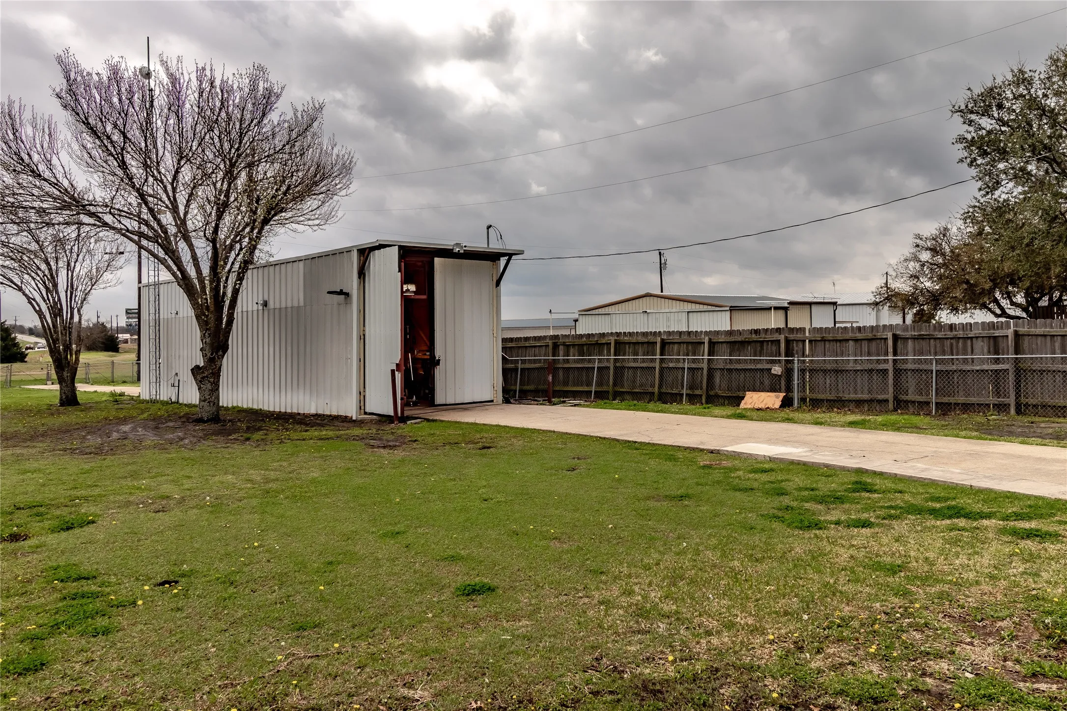 Single Family Residence For Sale in Rockwall County , 163 Dower Dr, Rockwall, Texas 75160, 3 Bedroom, 2 Bathroom, 2 Garage spaces, 1,457 Sqft, built in 1988, Preowned, mls#21210694, Real Estate Agent in Rockwall, Homes For Sale in Rockwall county, Homes For Sale in Rockwall, Realtor in Rockwall Texas, Real Estate Brokerage Independent Realty Texas, Luminita Cordes Realtor