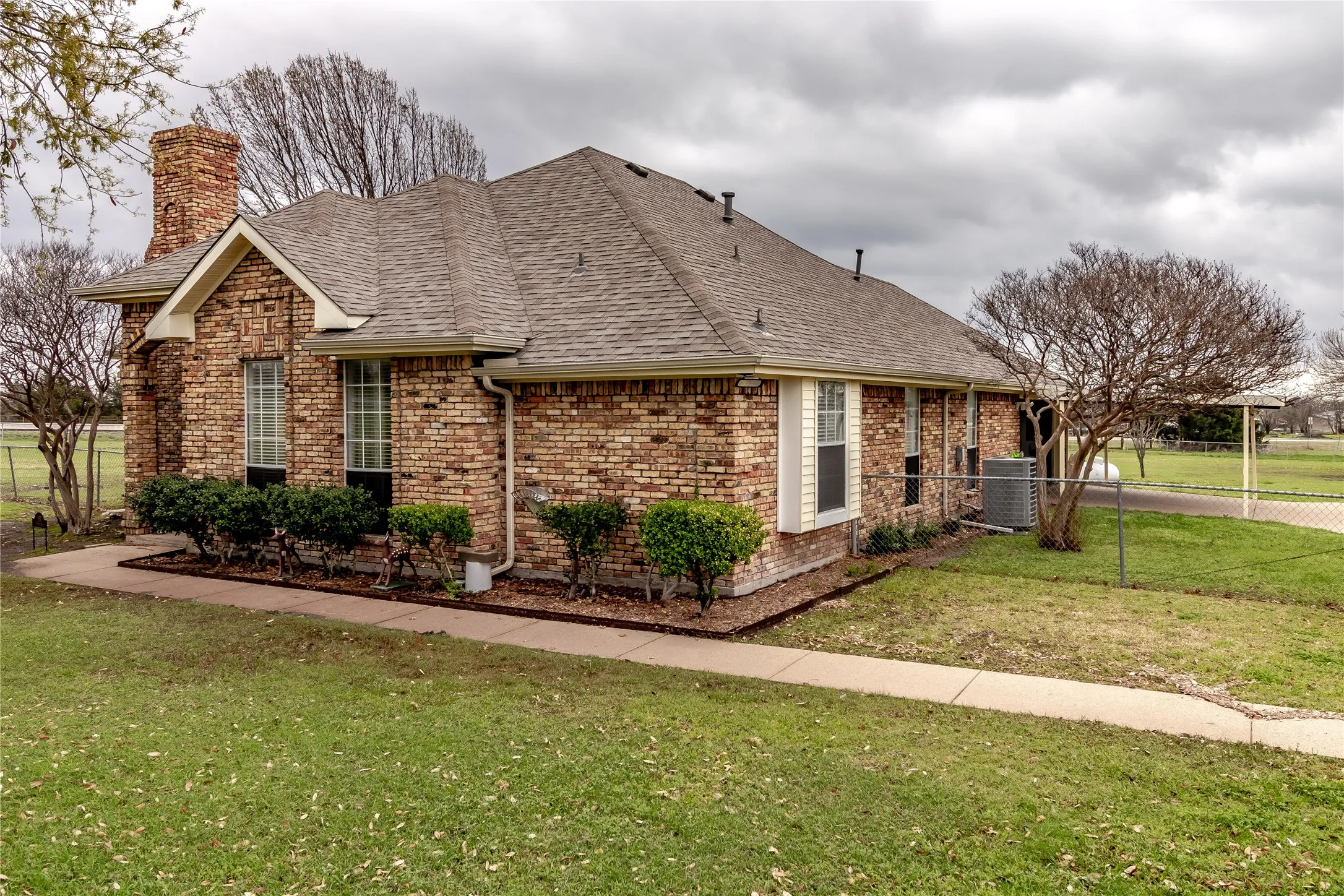 Single Family Residence For Sale in Rockwall County , 163 Dower Dr, Rockwall, Texas 75160, 3 Bedroom, 2 Bathroom, 2 Garage spaces, 1,457 Sqft, built in 1988, Preowned, mls#21210694, Real Estate Agent in Rockwall, Homes For Sale in Rockwall county, Homes For Sale in Rockwall, Realtor in Rockwall Texas, Real Estate Brokerage Independent Realty Texas, Luminita Cordes Realtor