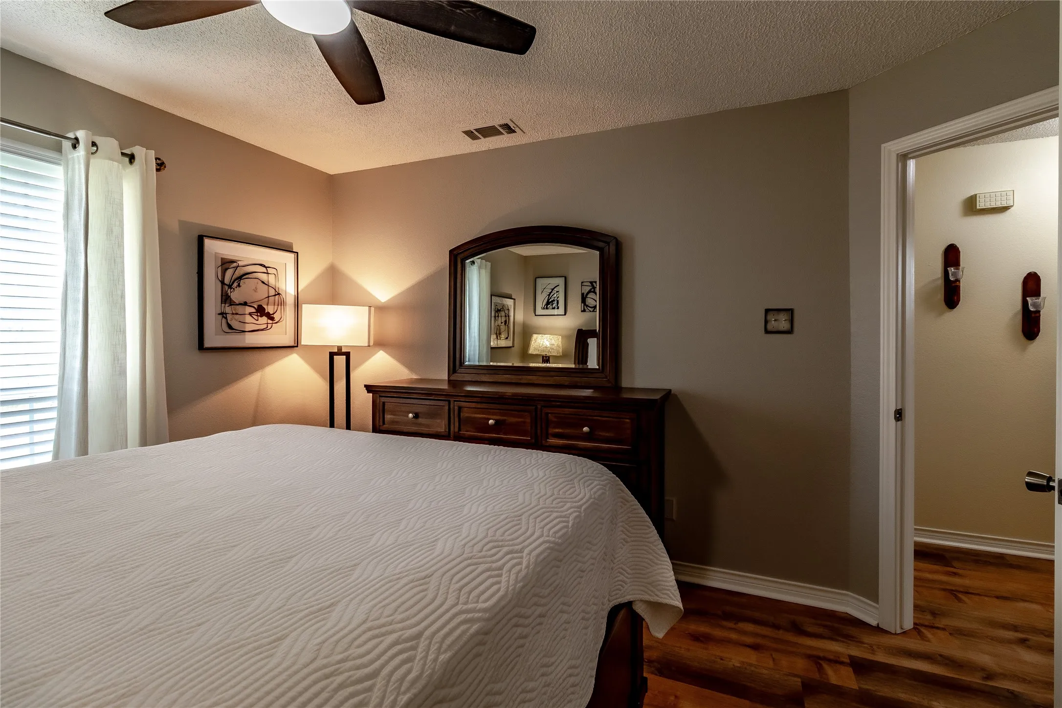 Single Family Residence For Sale in Rockwall County , 163 Dower Dr, Rockwall, Texas 75160, 3 Bedroom, 2 Bathroom, 2 Garage spaces, 1,457 Sqft, built in 1988, Preowned, mls#21210694, Real Estate Agent in Rockwall, Homes For Sale in Rockwall county, Homes For Sale in Rockwall, Realtor in Rockwall Texas, Real Estate Brokerage Independent Realty Texas, Luminita Cordes Realtor