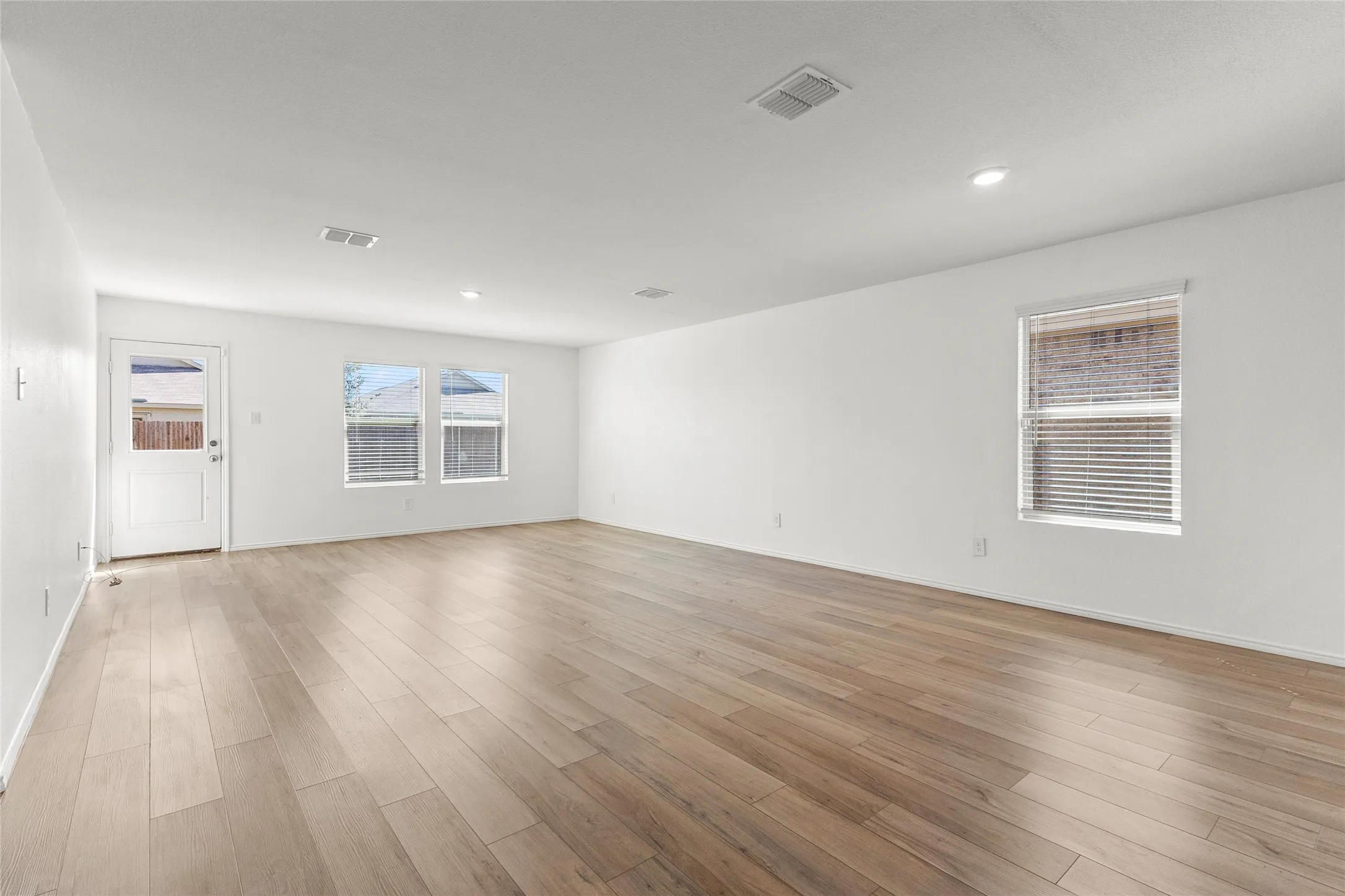 Single Family Residence For Sale in Ellis County , 1109 Odlozil Lane, Ennis, Texas 75119, 3 Bedroom, 2 Bathroom, 2 Garage spaces, 1,515 Sqft, built in 2021, Preowned, mls#21172737, Real Estate Agent in Ennis, Homes For Sale in Ellis county, Homes For Sale in Ennis, Realtor in Ennis Texas, Real Estate Brokerage Independent Realty Texas, Luminita Cordes Realtor