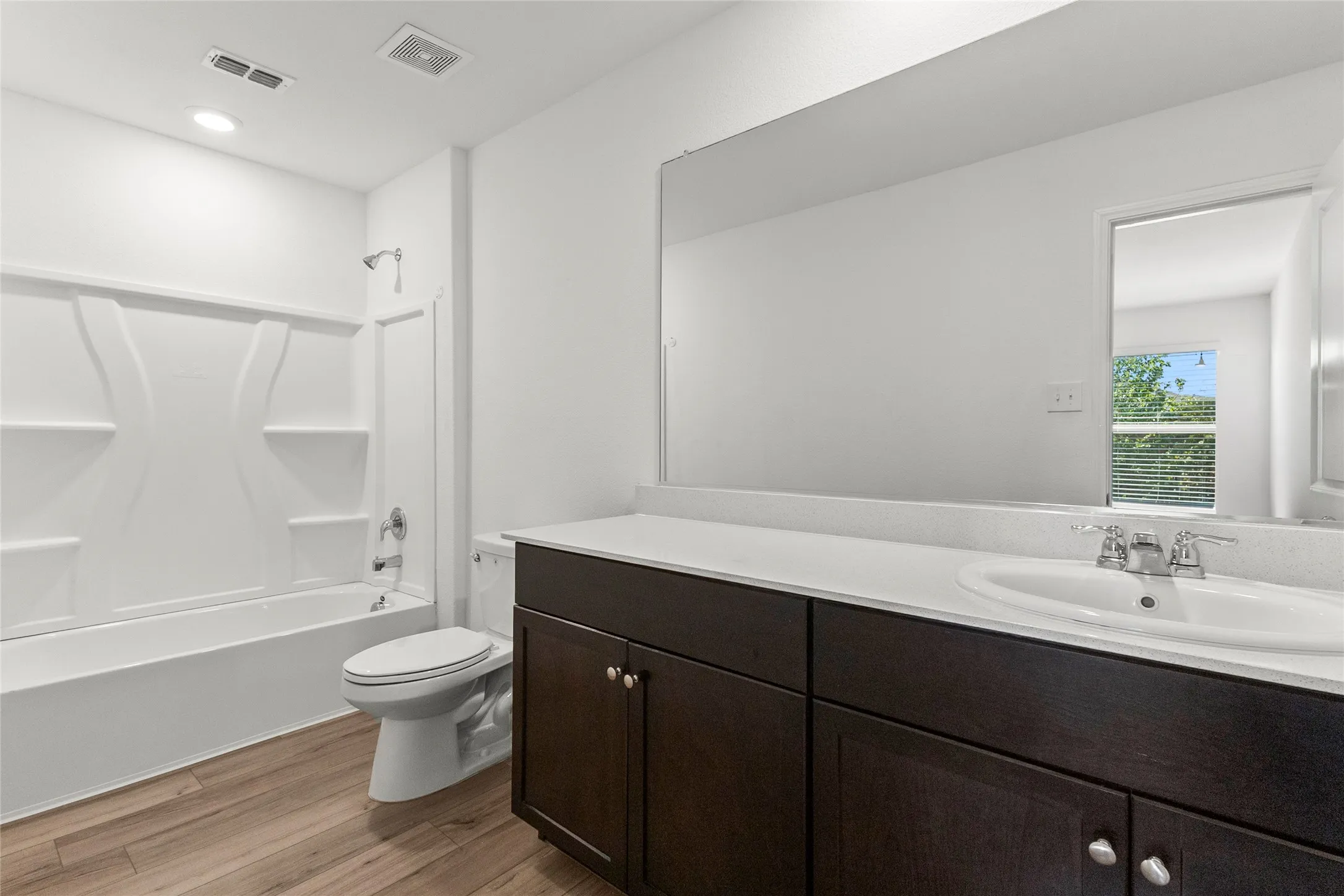 Single Family Residence For Sale in Ellis County , 1109 Odlozil Lane, Ennis, Texas 75119, 3 Bedroom, 2 Bathroom, 2 Garage spaces, 1,515 Sqft, built in 2021, Preowned, mls#21172737, Real Estate Agent in Ennis, Homes For Sale in Ellis county, Homes For Sale in Ennis, Realtor in Ennis Texas, Real Estate Brokerage Independent Realty Texas, Luminita Cordes Realtor