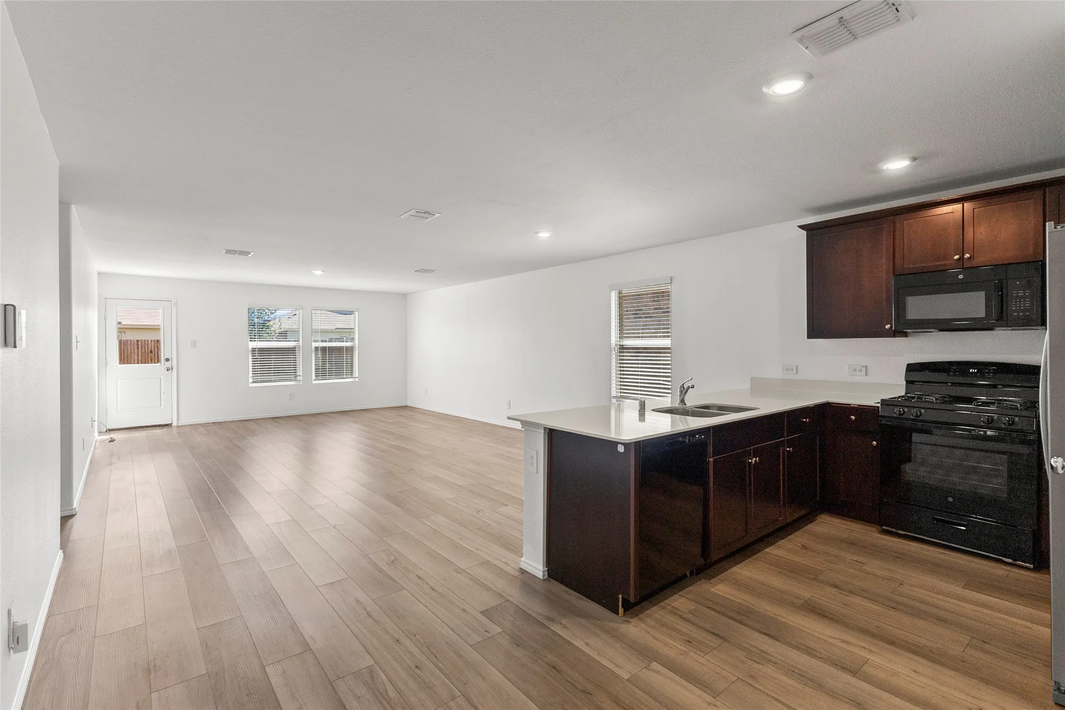 Single Family Residence For Sale in Ellis County , 1109 Odlozil Lane, Ennis, Texas 75119, 3 Bedroom, 2 Bathroom, 2 Garage spaces, 1,515 Sqft, built in 2021, Preowned, mls#21172737, Real Estate Agent in Ennis, Homes For Sale in Ellis county, Homes For Sale in Ennis, Realtor in Ennis Texas, Real Estate Brokerage Independent Realty Texas, Luminita Cordes Realtor