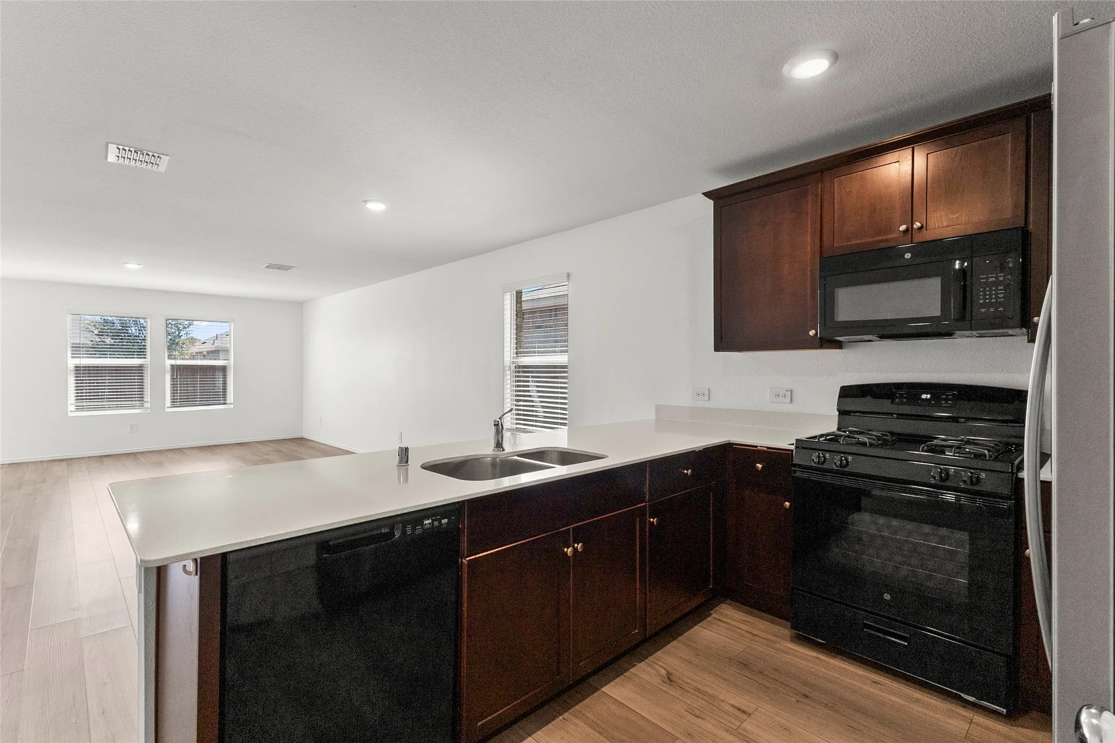 Single Family Residence For Sale in Ellis County , 1109 Odlozil Lane, Ennis, Texas 75119, 3 Bedroom, 2 Bathroom, 2 Garage spaces, 1,515 Sqft, built in 2021, Preowned, mls#21172737, Real Estate Agent in Ennis, Homes For Sale in Ellis county, Homes For Sale in Ennis, Realtor in Ennis Texas, Real Estate Brokerage Independent Realty Texas, Luminita Cordes Realtor