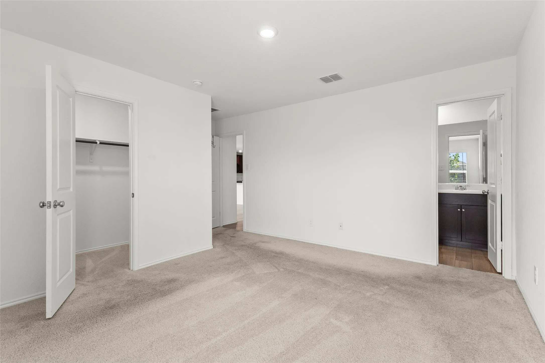 Single Family Residence For Sale in Ellis County , 1109 Odlozil Lane, Ennis, Texas 75119, 3 Bedroom, 2 Bathroom, 2 Garage spaces, 1,515 Sqft, built in 2021, Preowned, mls#21172737, Real Estate Agent in Ennis, Homes For Sale in Ellis county, Homes For Sale in Ennis, Realtor in Ennis Texas, Real Estate Brokerage Independent Realty Texas, Luminita Cordes Realtor