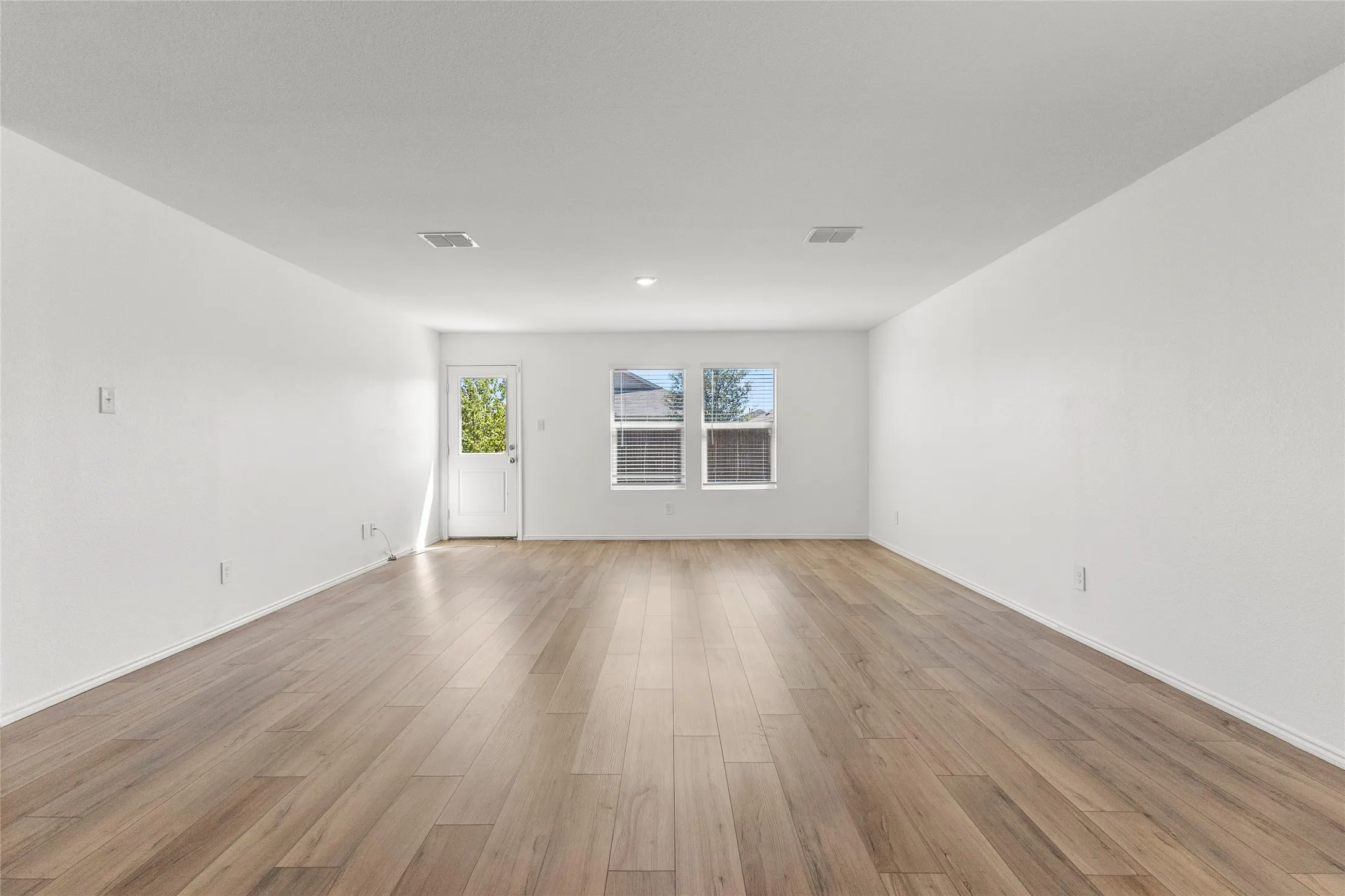 Single Family Residence For Sale in Ellis County , 1109 Odlozil Lane, Ennis, Texas 75119, 3 Bedroom, 2 Bathroom, 2 Garage spaces, 1,515 Sqft, built in 2021, Preowned, mls#21172737, Real Estate Agent in Ennis, Homes For Sale in Ellis county, Homes For Sale in Ennis, Realtor in Ennis Texas, Real Estate Brokerage Independent Realty Texas, Luminita Cordes Realtor