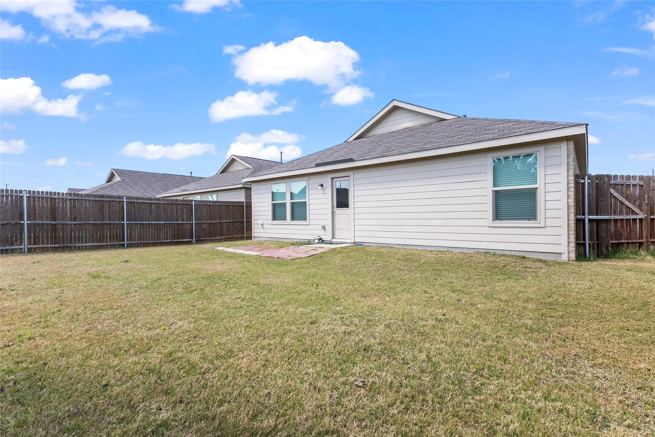 Single Family Residence For Sale in Ellis County , 1109 Odlozil Lane, Ennis, Texas 75119, 3 Bedroom, 2 Bathroom, 2 Garage spaces, 1,515 Sqft, built in 2021, Preowned, mls#21172737, Real Estate Agent in Ennis, Homes For Sale in Ellis county, Homes For Sale in Ennis, Realtor in Ennis Texas, Real Estate Brokerage Independent Realty Texas, Luminita Cordes Realtor
