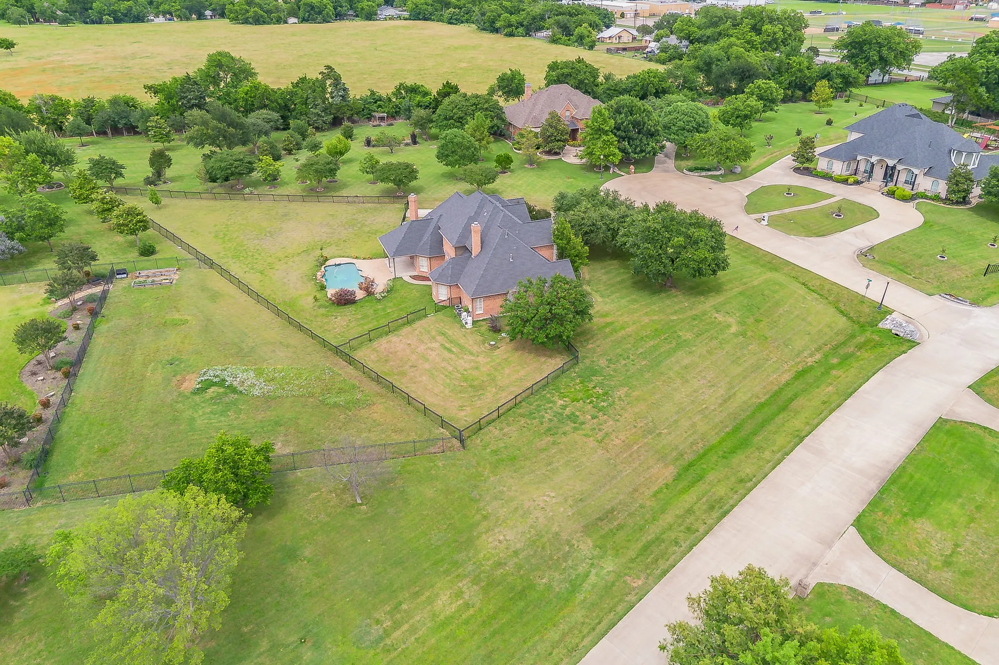 Single Family Residence For Sale in Kaufman County , 100 Bailee Court, Forney, Texas 75126, 4 Bedroom, 6 Bathroom, 3 Garage spaces, 4,078 Sqft, built in 2002, mls#21210369, Real Estate Agent in Forney, Homes For Sale in Kaufman county, Homes For Sale in Forney, Realtor in Forney Texas, Real Estate Brokerage Independent Realty Texas, Luminita Cordes Realtor