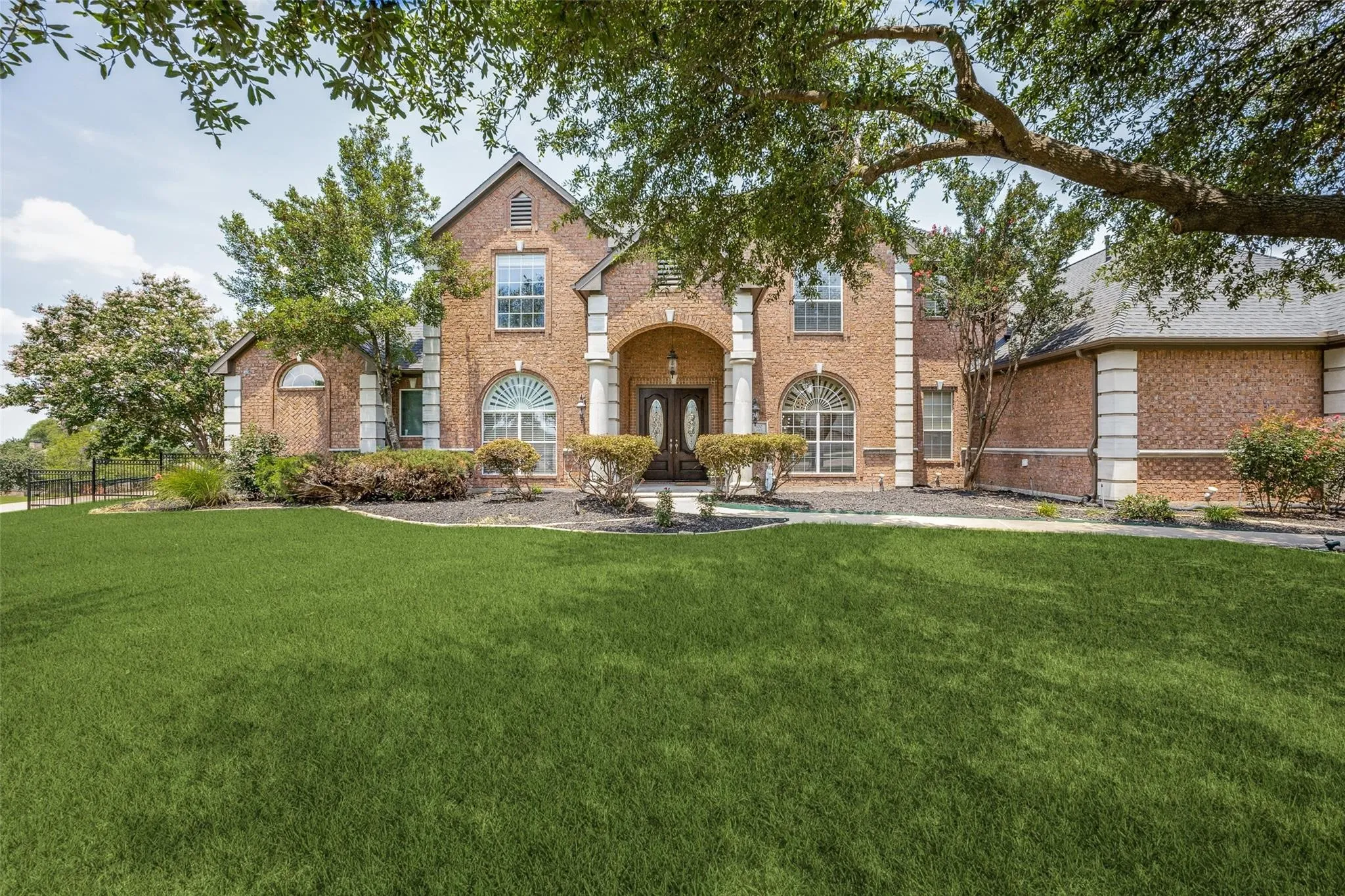 Single Family Residence For Sale in Kaufman County , 100 Bailee Court, Forney, Texas 75126, 4 Bedroom, 6 Bathroom, 3 Garage spaces, 4,078 Sqft, built in 2002, mls#21210369, Real Estate Agent in Forney, Homes For Sale in Kaufman county, Homes For Sale in Forney, Realtor in Forney Texas, Real Estate Brokerage Independent Realty Texas, Luminita Cordes Realtor