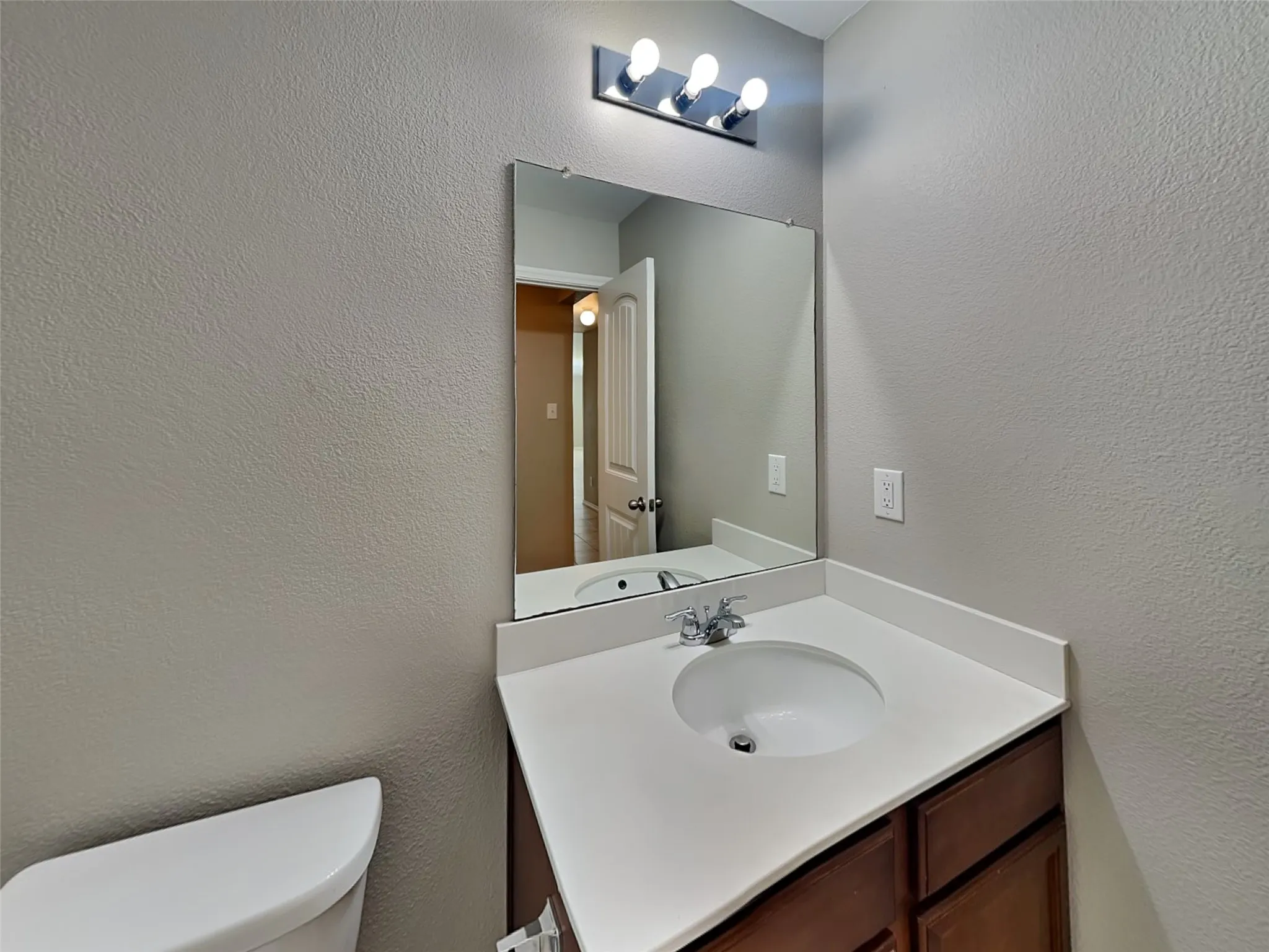 Single Family Residence For Sale in Kaufman County , 2002 Grimes Drive, Forney, Texas 75126, 4 Bedroom, 2 Bathroom, 2 Garage spaces, 2,235 Sqft, built in 2017, Preowned, mls#21212078, Real Estate Agent in Forney, Homes For Sale in Kaufman county, Homes For Sale in Forney, Realtor in Forney Texas, Real Estate Brokerage Independent Realty Texas, Luminita Cordes Realtor