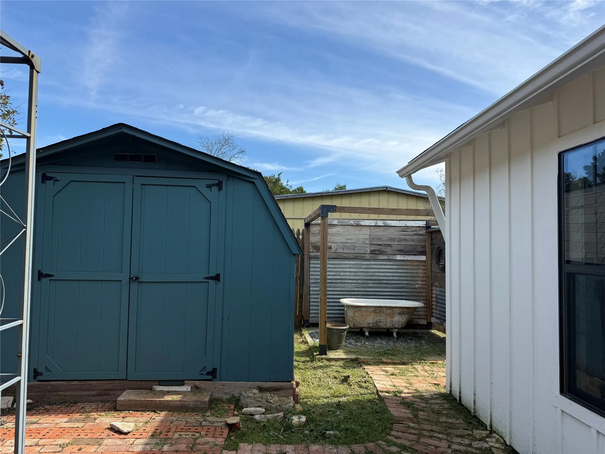 Single Family Residence For Sale in Hill County , 122 Tobacco Road, Whitney, Texas 76692, 2 Bedroom, 1 Bathroom, Garage spaces, 972 Sqft, built in 0, mls#21212057, Real Estate Agent in Whitney, Homes For Sale in Hill county, Homes For Sale in Whitney, Realtor in Whitney Texas, Real Estate Brokerage Independent Realty Texas, Luminita Cordes Realtor