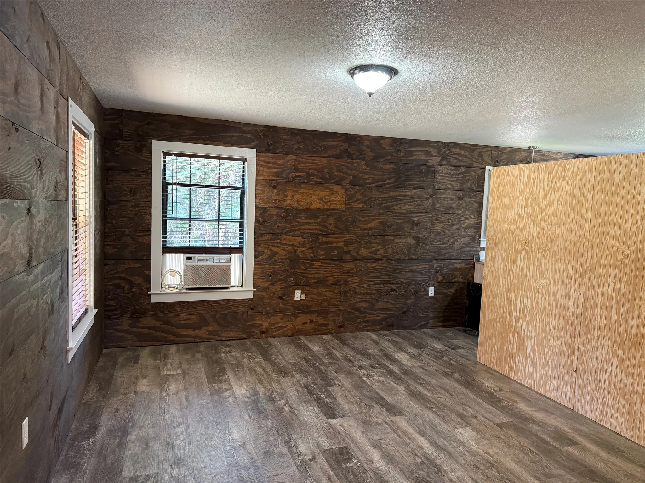 Single Family Residence For Sale in Hill County , 122 Tobacco Road, Whitney, Texas 76692, 2 Bedroom, 1 Bathroom, Garage spaces, 972 Sqft, built in 0, mls#21212057, Real Estate Agent in Whitney, Homes For Sale in Hill county, Homes For Sale in Whitney, Realtor in Whitney Texas, Real Estate Brokerage Independent Realty Texas, Luminita Cordes Realtor