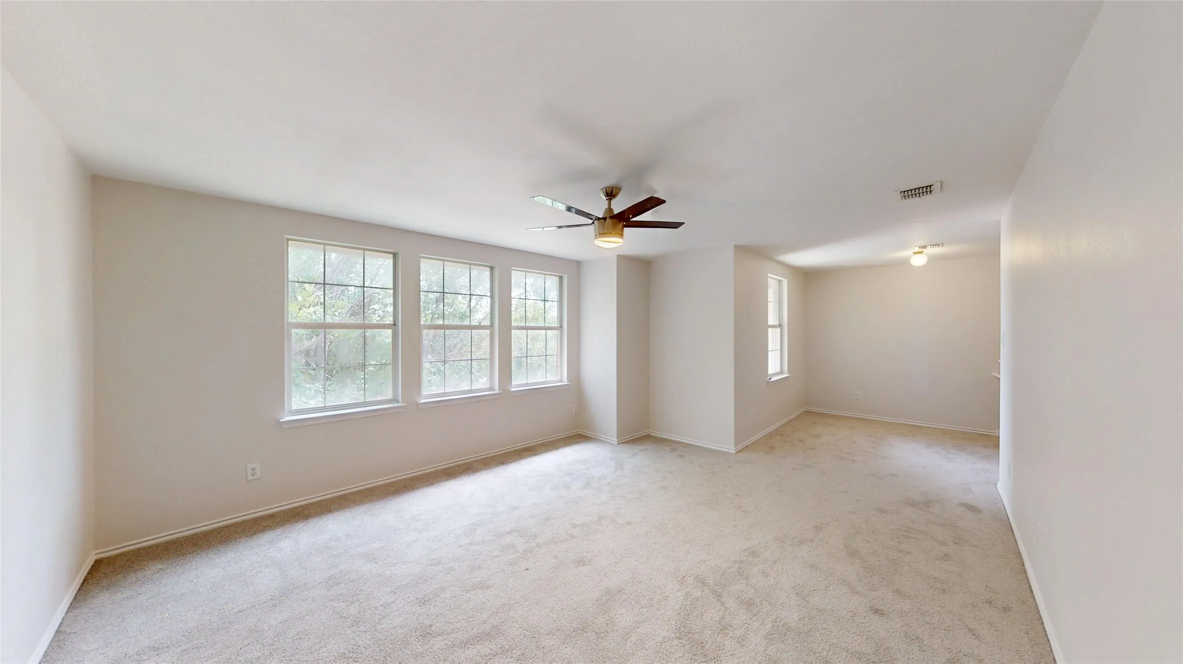 Single Family Residence For Sale in Tarrant County , 523 Zachum Drive, Arlington, Texas 76002, 5 Bedroom, 3 Bathroom, 2 Garage spaces, 3,609 Sqft, built in 2004, mls#21212040, Real Estate Agent in Arlington, Homes For Sale in Tarrant county, Homes For Sale in Arlington, Realtor in Arlington Texas, Real Estate Brokerage Independent Realty Texas, Luminita Cordes Realtor