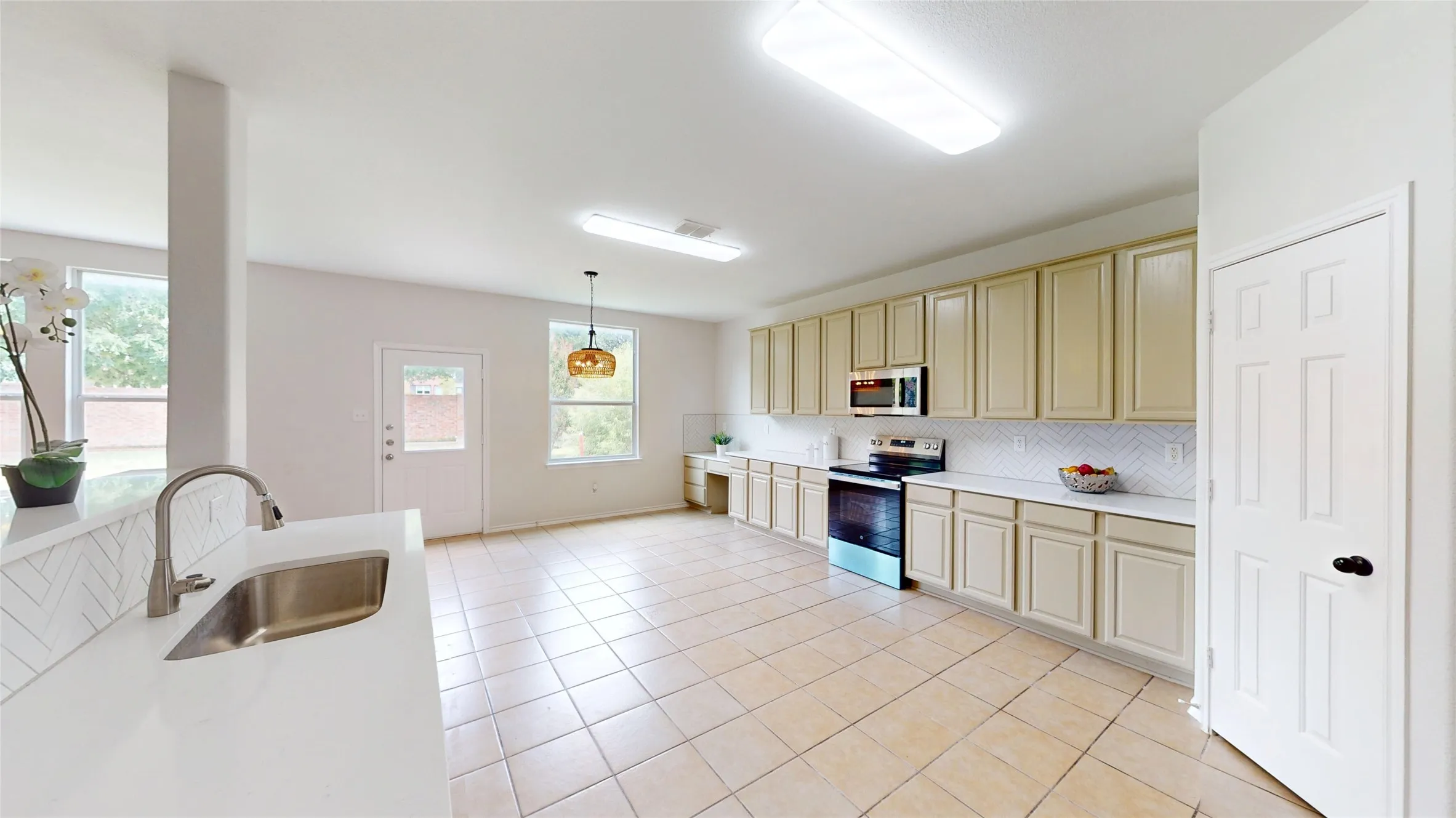 Single Family Residence For Sale in Tarrant County , 523 Zachum Drive, Arlington, Texas 76002, 5 Bedroom, 3 Bathroom, 2 Garage spaces, 3,609 Sqft, built in 2004, mls#21212040, Real Estate Agent in Arlington, Homes For Sale in Tarrant county, Homes For Sale in Arlington, Realtor in Arlington Texas, Real Estate Brokerage Independent Realty Texas, Luminita Cordes Realtor