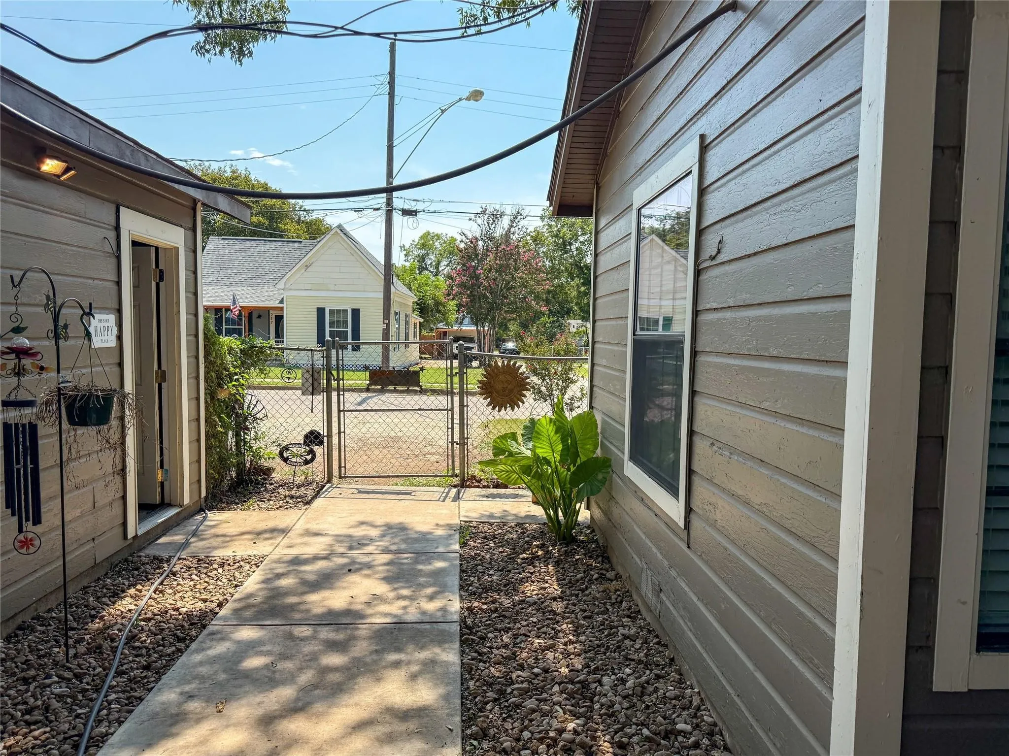 Single Family Residence For Sale in Johnson County , 104 Dixon Street, Cleburne, Texas 76033, 2 Bedroom, 1 Bathroom, 1 Garage spaces, 1,119 Sqft, built in 1964, Unknown, mls#21212111, Real Estate Agent in Cleburne, Homes For Sale in Johnson county, Homes For Sale in Cleburne, Realtor in Cleburne Texas, Real Estate Brokerage Independent Realty Texas, Luminita Cordes Realtor