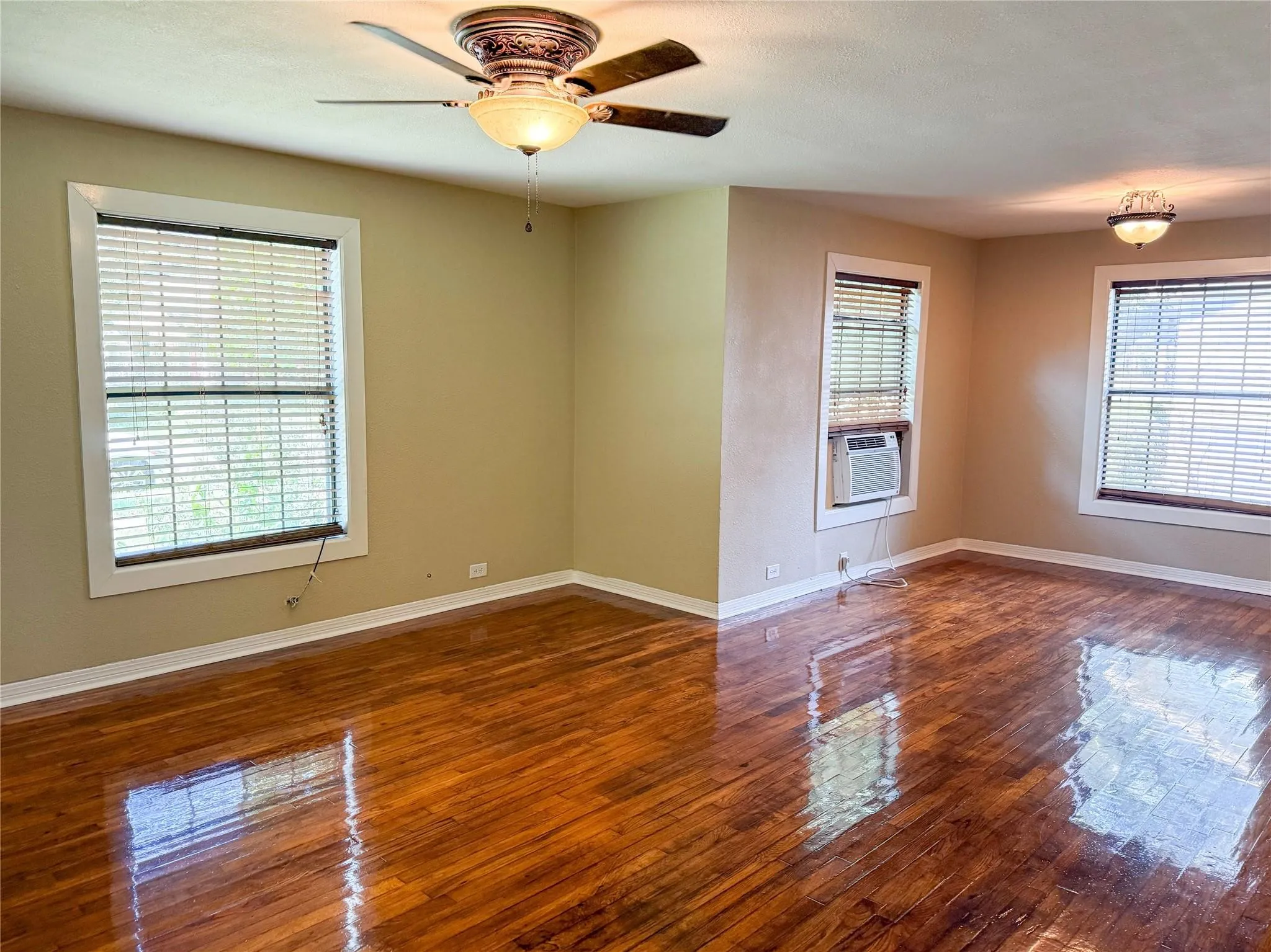Single Family Residence For Sale in Johnson County , 104 Dixon Street, Cleburne, Texas 76033, 2 Bedroom, 1 Bathroom, 1 Garage spaces, 1,119 Sqft, built in 1964, Unknown, mls#21212111, Real Estate Agent in Cleburne, Homes For Sale in Johnson county, Homes For Sale in Cleburne, Realtor in Cleburne Texas, Real Estate Brokerage Independent Realty Texas, Luminita Cordes Realtor