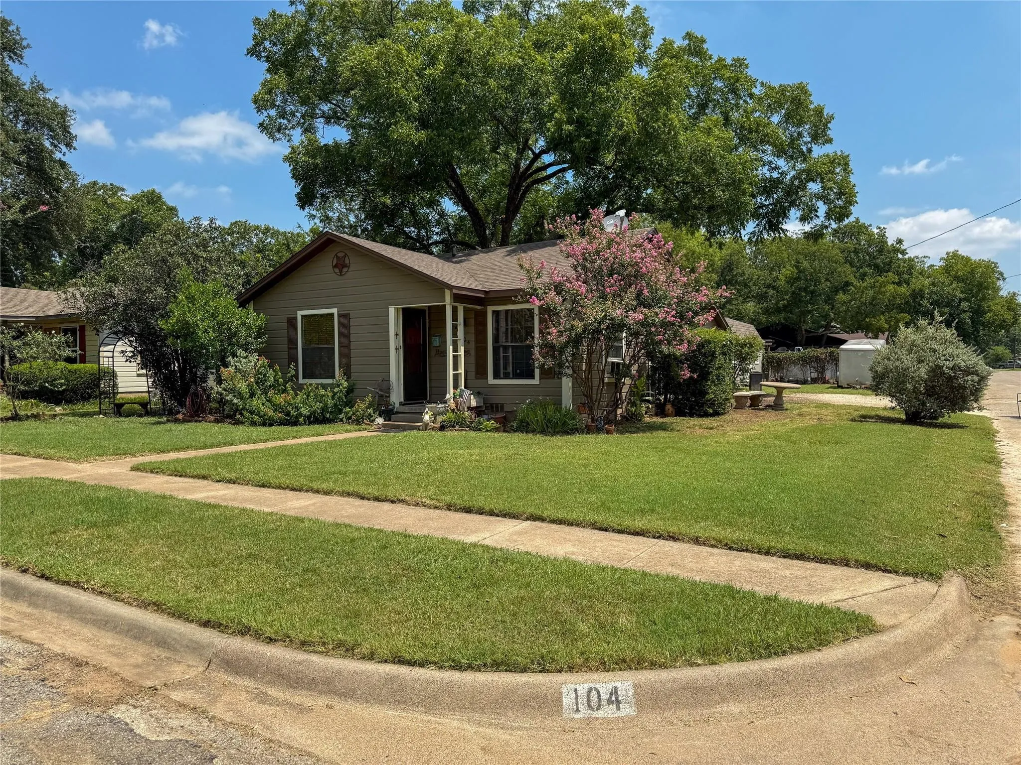 Single Family Residence For Sale in Johnson County , 104 Dixon Street, Cleburne, Texas 76033, 2 Bedroom, 1 Bathroom, 1 Garage spaces, 1,119 Sqft, built in 1964, Unknown, mls#21212111, Real Estate Agent in Cleburne, Homes For Sale in Johnson county, Homes For Sale in Cleburne, Realtor in Cleburne Texas, Real Estate Brokerage Independent Realty Texas, Luminita Cordes Realtor