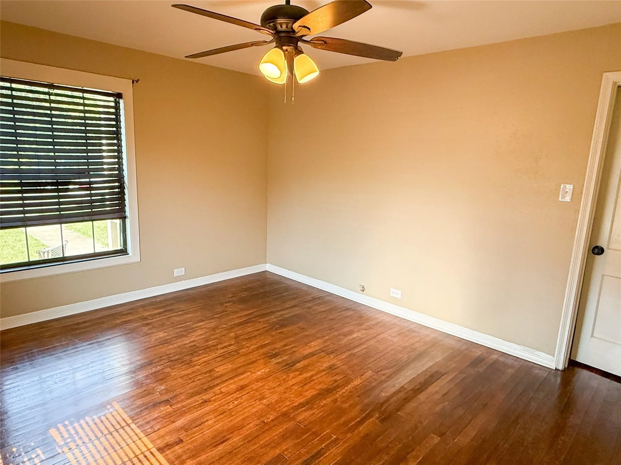 Single Family Residence For Sale in Johnson County , 104 Dixon Street, Cleburne, Texas 76033, 2 Bedroom, 1 Bathroom, 1 Garage spaces, 1,119 Sqft, built in 1964, Unknown, mls#21212111, Real Estate Agent in Cleburne, Homes For Sale in Johnson county, Homes For Sale in Cleburne, Realtor in Cleburne Texas, Real Estate Brokerage Independent Realty Texas, Luminita Cordes Realtor