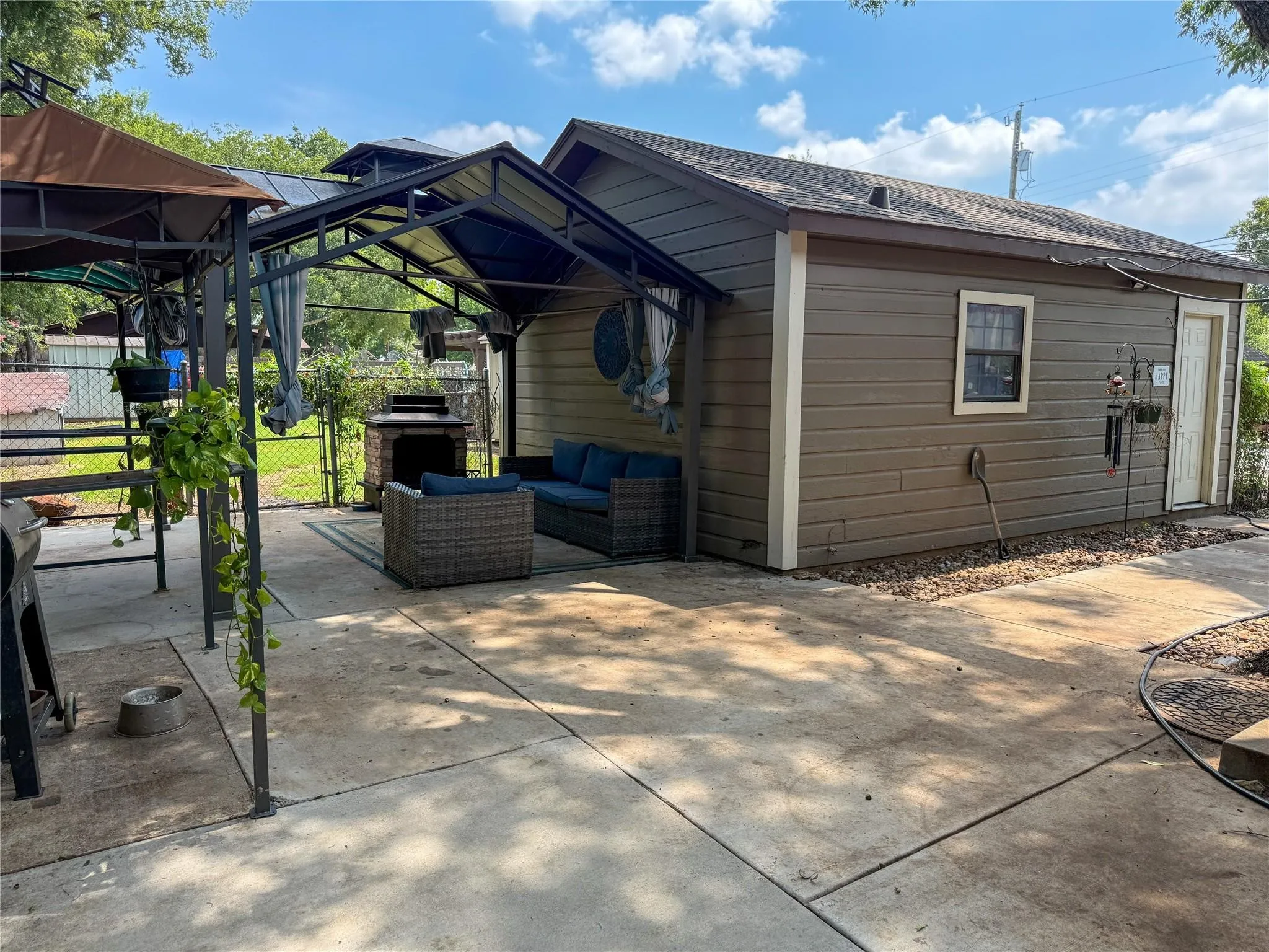 Single Family Residence For Sale in Johnson County , 104 Dixon Street, Cleburne, Texas 76033, 2 Bedroom, 1 Bathroom, 1 Garage spaces, 1,119 Sqft, built in 1964, Unknown, mls#21212111, Real Estate Agent in Cleburne, Homes For Sale in Johnson county, Homes For Sale in Cleburne, Realtor in Cleburne Texas, Real Estate Brokerage Independent Realty Texas, Luminita Cordes Realtor