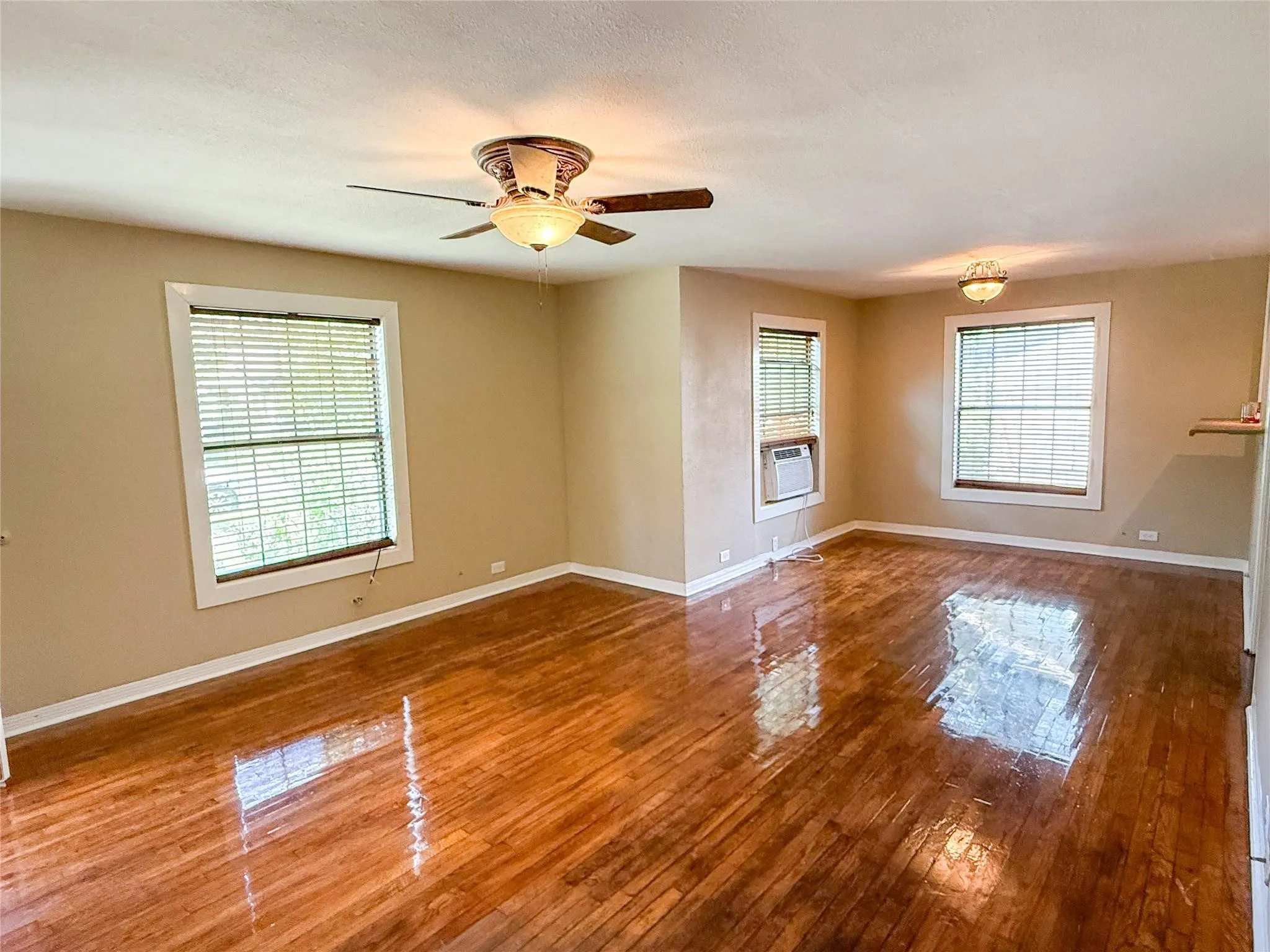 Single Family Residence For Sale in Johnson County , 104 Dixon Street, Cleburne, Texas 76033, 2 Bedroom, 1 Bathroom, 1 Garage spaces, 1,119 Sqft, built in 1964, Unknown, mls#21212111, Real Estate Agent in Cleburne, Homes For Sale in Johnson county, Homes For Sale in Cleburne, Realtor in Cleburne Texas, Real Estate Brokerage Independent Realty Texas, Luminita Cordes Realtor