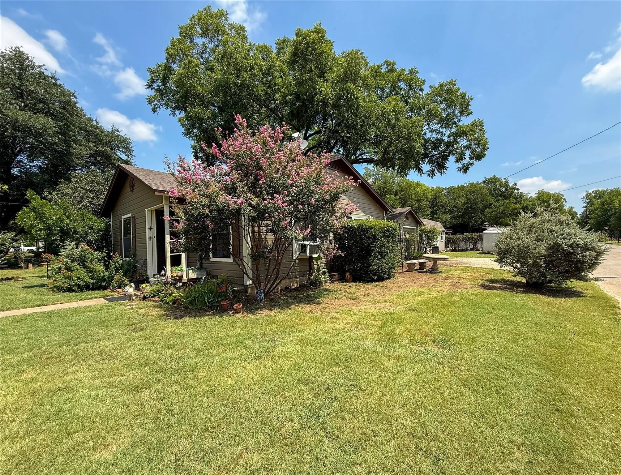 Single Family Residence For Sale in Johnson County , 104 Dixon Street, Cleburne, Texas 76033, 2 Bedroom, 1 Bathroom, 1 Garage spaces, 1,119 Sqft, built in 1964, Unknown, mls#21212111, Real Estate Agent in Cleburne, Homes For Sale in Johnson county, Homes For Sale in Cleburne, Realtor in Cleburne Texas, Real Estate Brokerage Independent Realty Texas, Luminita Cordes Realtor
