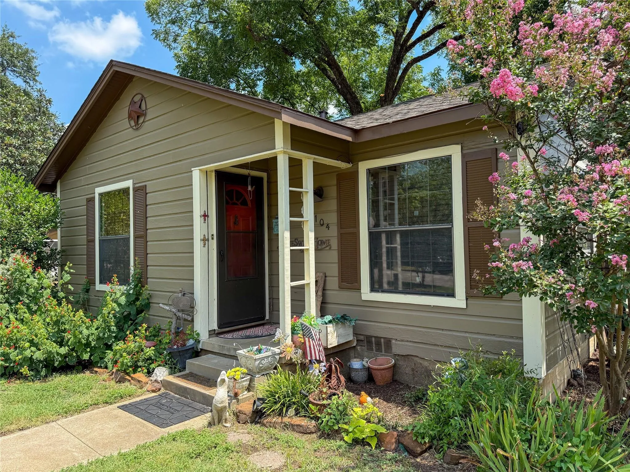 Each Bdrm has doorway to Outside porches