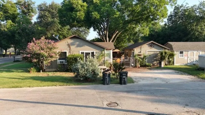 Single Family Residence For Sale in Johnson County , 104 Dixon Street, Cleburne, Texas 76033, 2 Bedroom, 1 Bathroom, 1 Garage spaces, 1,119 Sqft, built in 1964, Unknown, mls#21212111, Real Estate Agent in Cleburne, Homes For Sale in Johnson county, Homes For Sale in Cleburne, Realtor in Cleburne Texas, Real Estate Brokerage Independent Realty Texas, Luminita Cordes Realtor