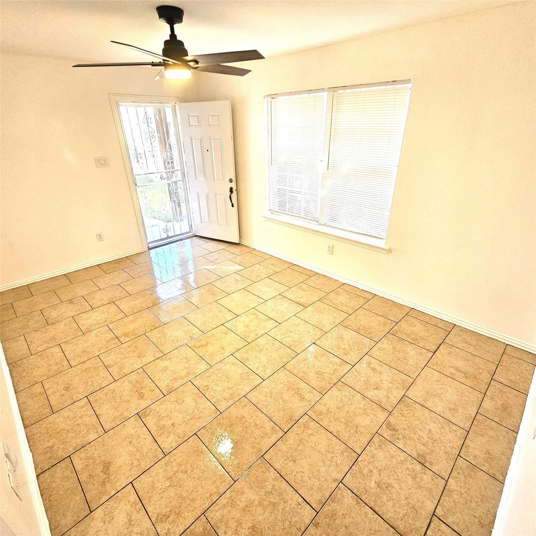 Duplex For Rent in Tarrant County , 1810 Wiseman Avenue, Fort Worth, Texas 76105, 3 Bedroom, 2 Bathroom, 1 Garage spaces, 1,000 Sqft, built in 2006, Preowned, mls#21160182, Real Estate Agent in Fort Worth, Homes For Rent in Tarrant county, Homes For Rent in Fort Worth, Realtor in Fort Worth Texas, Real Estate Brokerage Independent Realty Texas, Luminita Cordes Realtor
