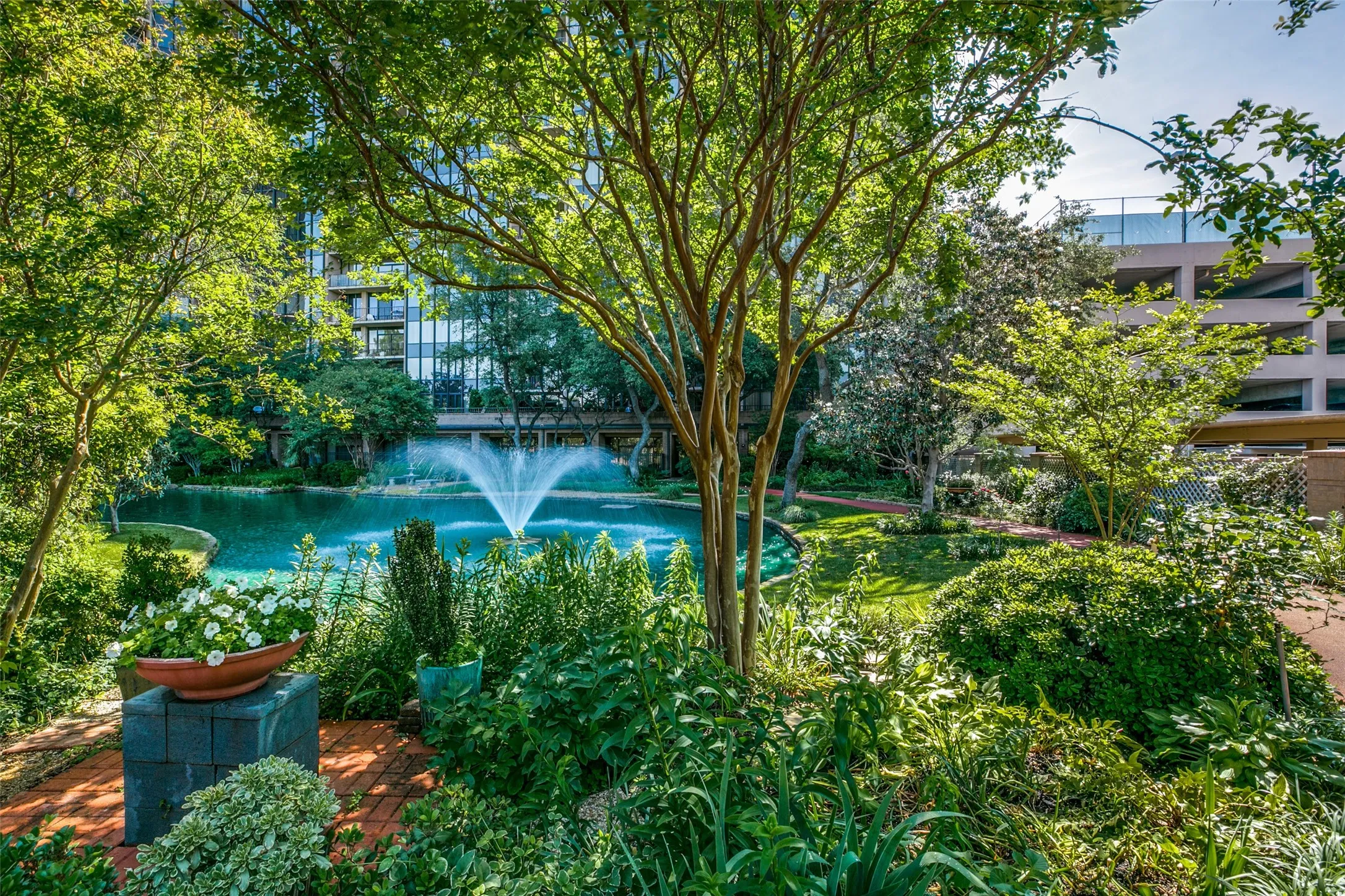 Condominium For Sale in Dallas County , 5200 Keller Springs Road 820, Dallas, Texas 75248, 3 Bedroom, 3 Bathroom, 1 Garage spaces, 2,272 Sqft, built in 1981, Preowned, mls#21211373, Real Estate Agent in Dallas, Homes For Sale in Dallas county, Homes For Sale in Dallas, Realtor in Dallas Texas, Real Estate Brokerage Independent Realty Texas, Luminita Cordes Realtor