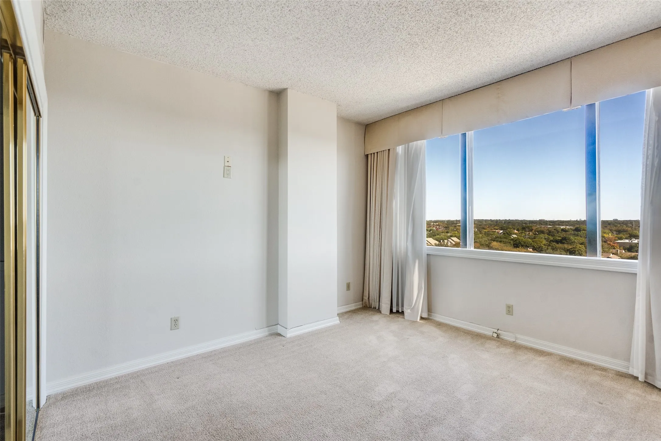 Condominium For Sale in Dallas County , 5200 Keller Springs Road 820, Dallas, Texas 75248, 3 Bedroom, 3 Bathroom, 1 Garage spaces, 2,272 Sqft, built in 1981, Preowned, mls#21211373, Real Estate Agent in Dallas, Homes For Sale in Dallas county, Homes For Sale in Dallas, Realtor in Dallas Texas, Real Estate Brokerage Independent Realty Texas, Luminita Cordes Realtor