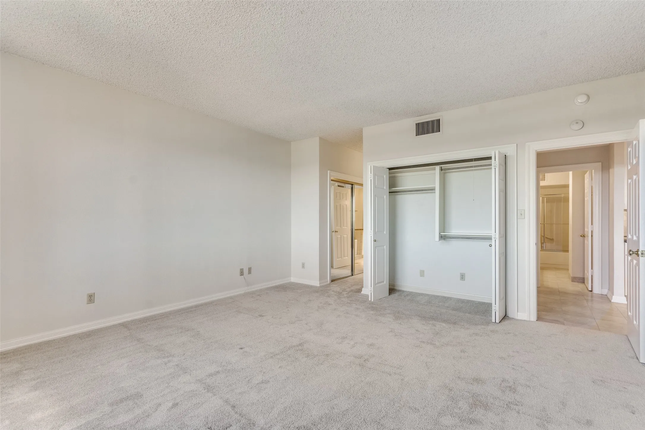 Condominium For Sale in Dallas County , 5200 Keller Springs Road 820, Dallas, Texas 75248, 3 Bedroom, 3 Bathroom, 1 Garage spaces, 2,272 Sqft, built in 1981, Preowned, mls#21211373, Real Estate Agent in Dallas, Homes For Sale in Dallas county, Homes For Sale in Dallas, Realtor in Dallas Texas, Real Estate Brokerage Independent Realty Texas, Luminita Cordes Realtor