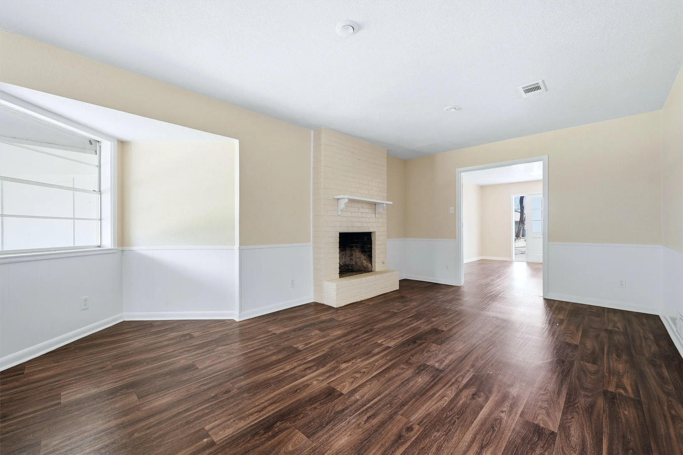 Duplex For Sale in Grayson County , 421 & 423 N Carl Street, Sherman, Texas 75092, 4 Bedroom, 4 Bathroom, 2 Garage spaces, 2,529 Sqft, built in 1960, mls#21211900, Real Estate Agent in Sherman, Homes For Sale in Grayson county, Homes For Sale in Sherman, Realtor in Sherman Texas, Real Estate Brokerage Independent Realty Texas, Luminita Cordes Realtor