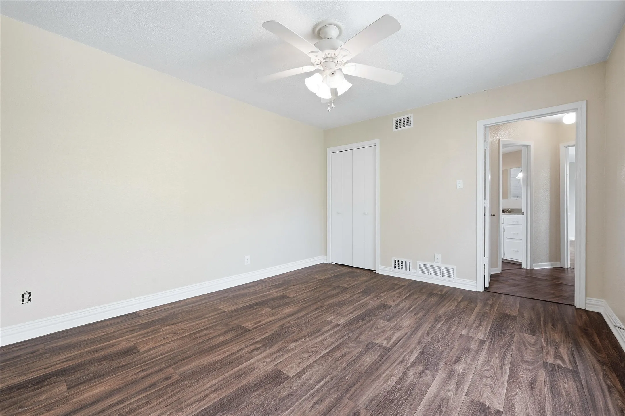 Duplex For Sale in Grayson County , 421 & 423 N Carl Street, Sherman, Texas 75092, 4 Bedroom, 4 Bathroom, 2 Garage spaces, 2,529 Sqft, built in 1960, mls#21211900, Real Estate Agent in Sherman, Homes For Sale in Grayson county, Homes For Sale in Sherman, Realtor in Sherman Texas, Real Estate Brokerage Independent Realty Texas, Luminita Cordes Realtor