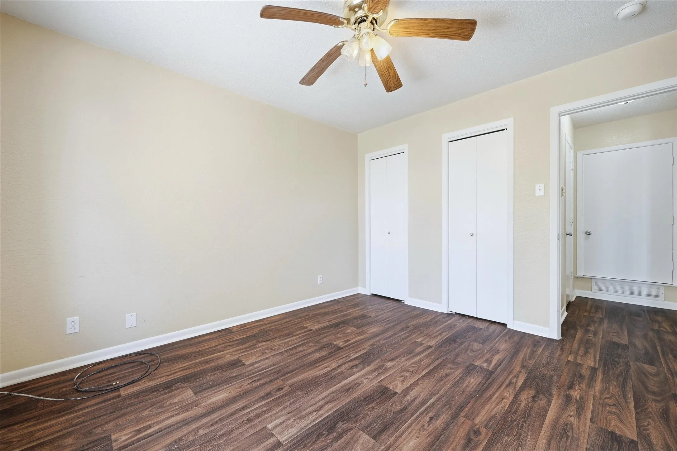Duplex For Sale in Grayson County , 421 & 423 N Carl Street, Sherman, Texas 75092, 4 Bedroom, 4 Bathroom, 2 Garage spaces, 2,529 Sqft, built in 1960, mls#21211900, Real Estate Agent in Sherman, Homes For Sale in Grayson county, Homes For Sale in Sherman, Realtor in Sherman Texas, Real Estate Brokerage Independent Realty Texas, Luminita Cordes Realtor